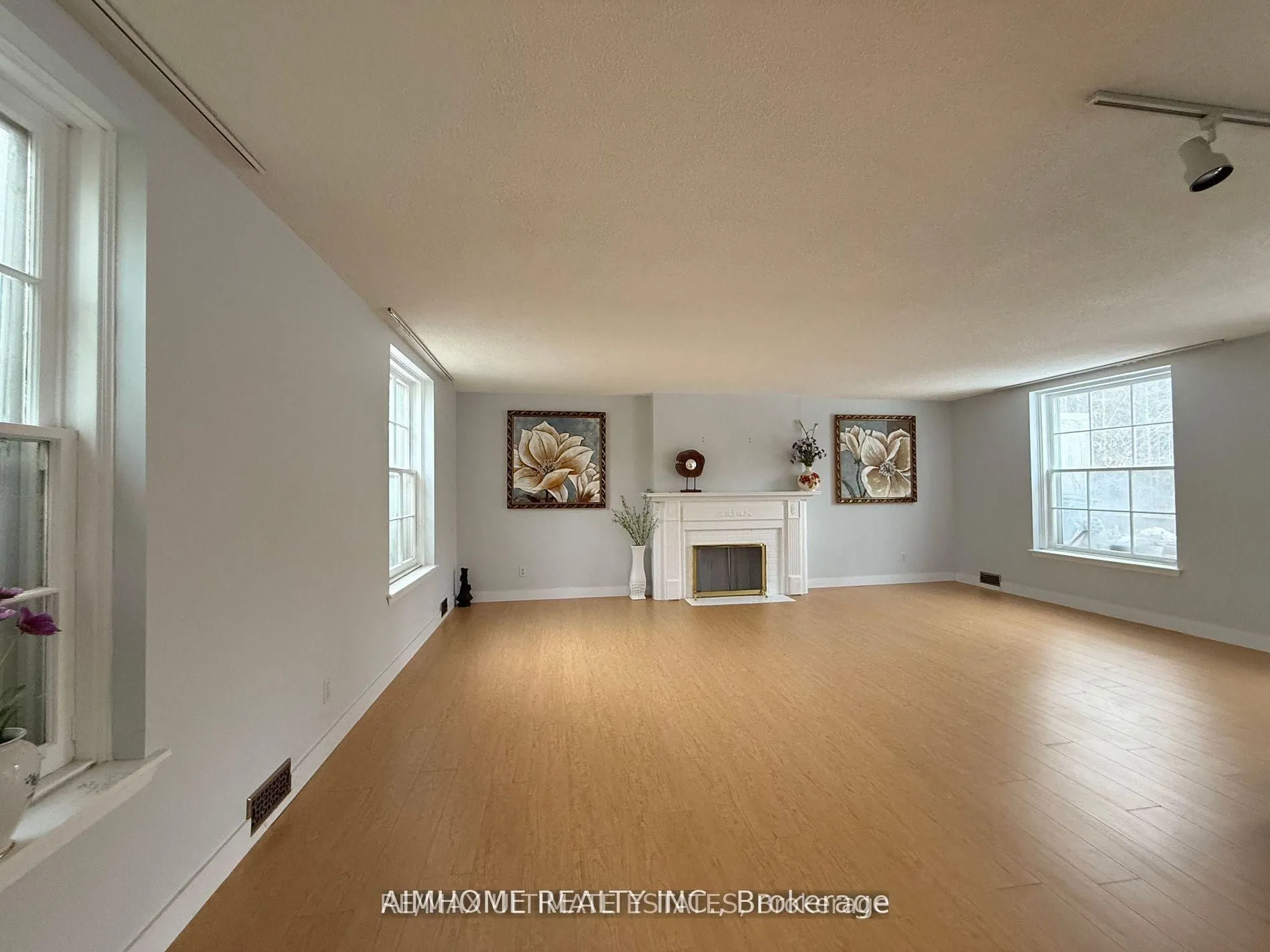 338 Steeles Avenue E