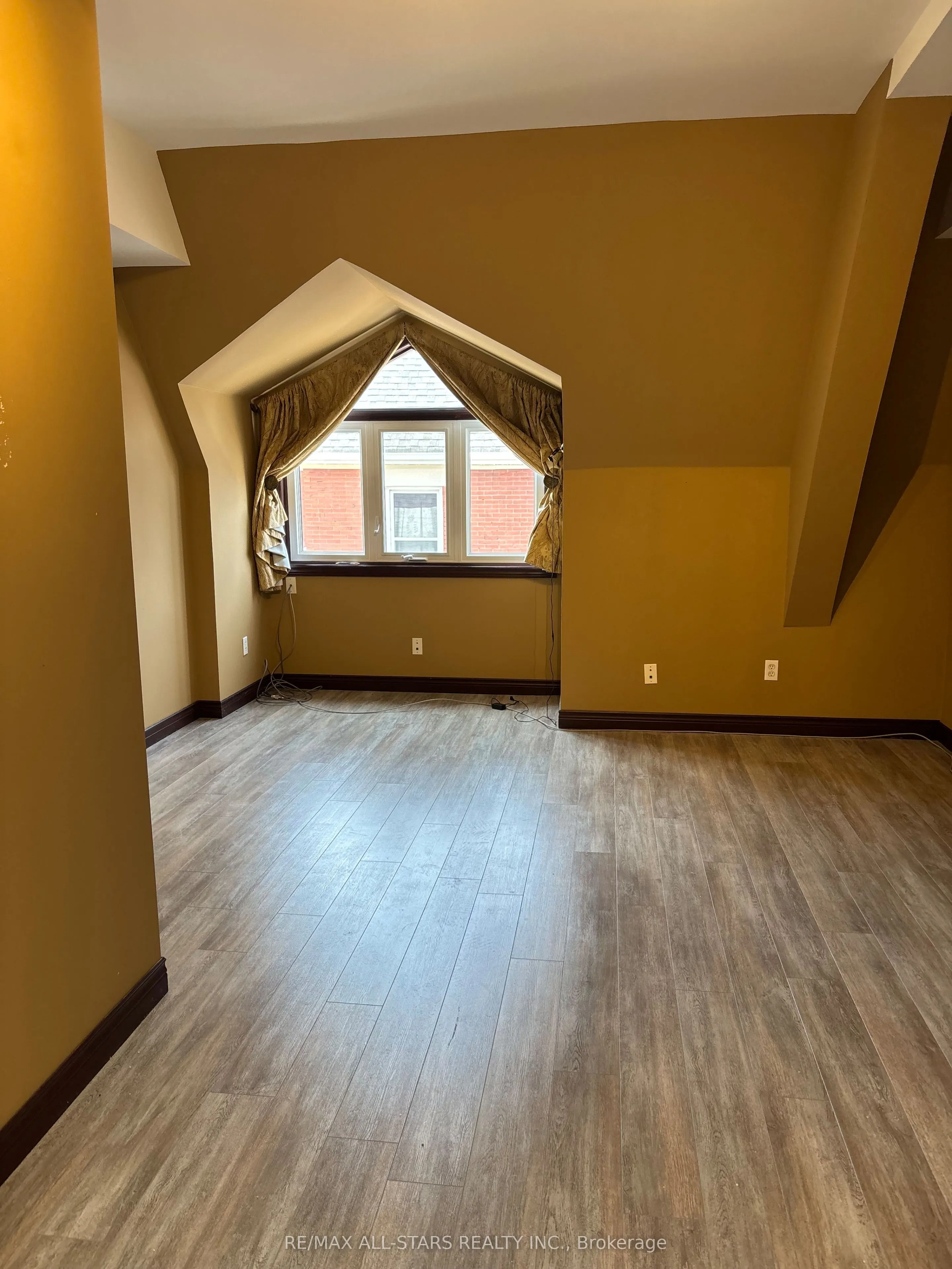 38 Wellington Street E #7C