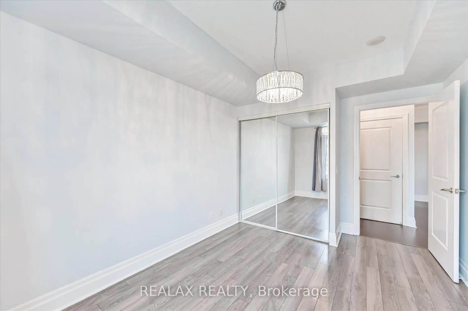 131 Upper Duke Crescent #801