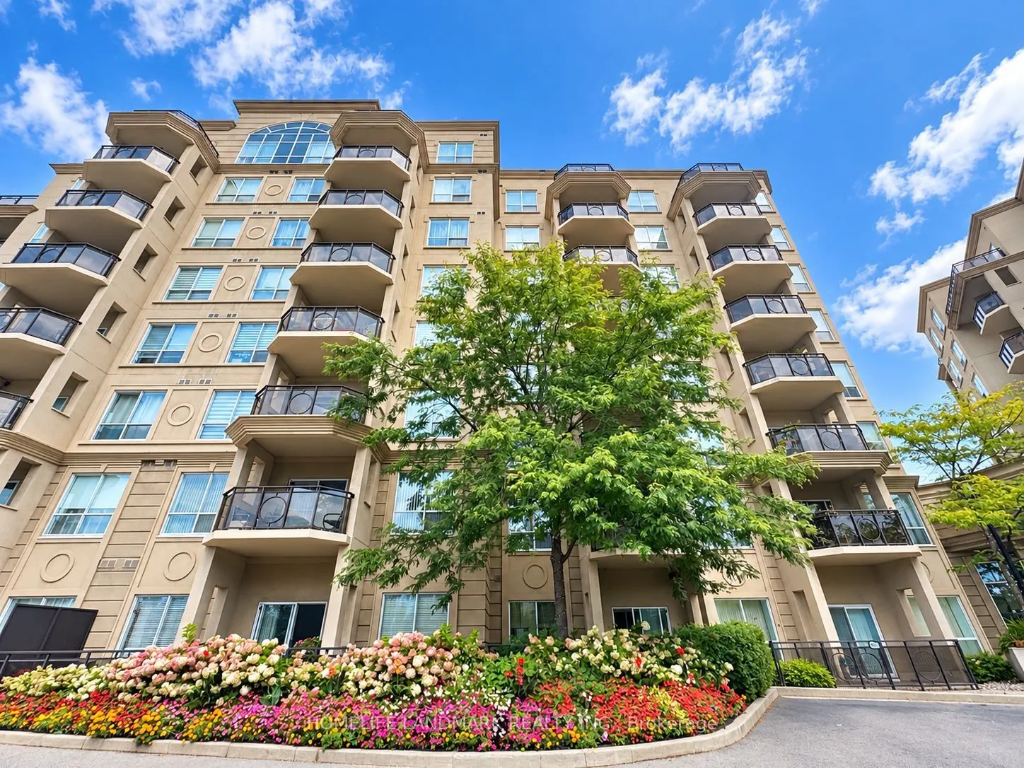 8 Maison Parc Court #512