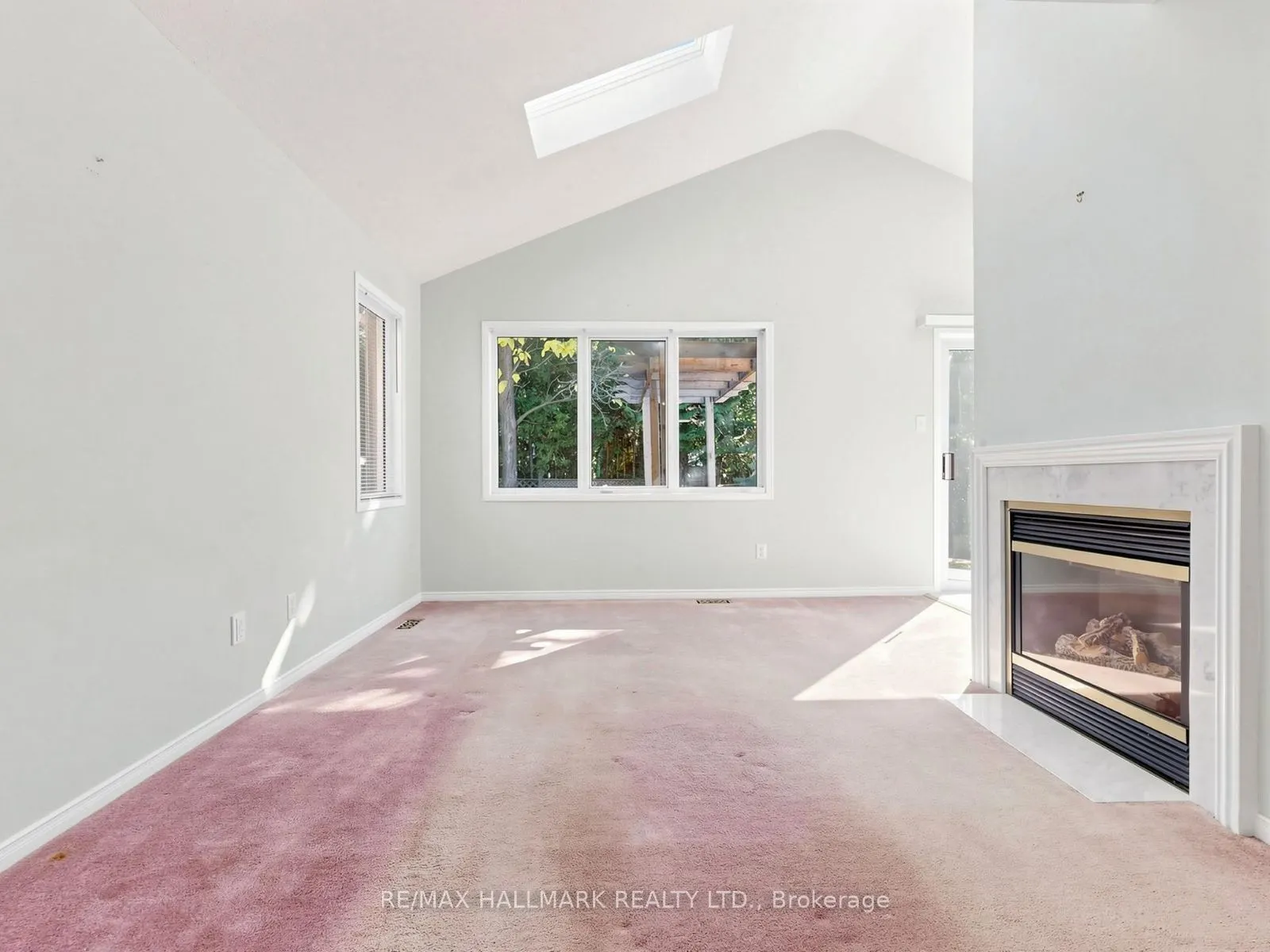 416 Heddle Crescent