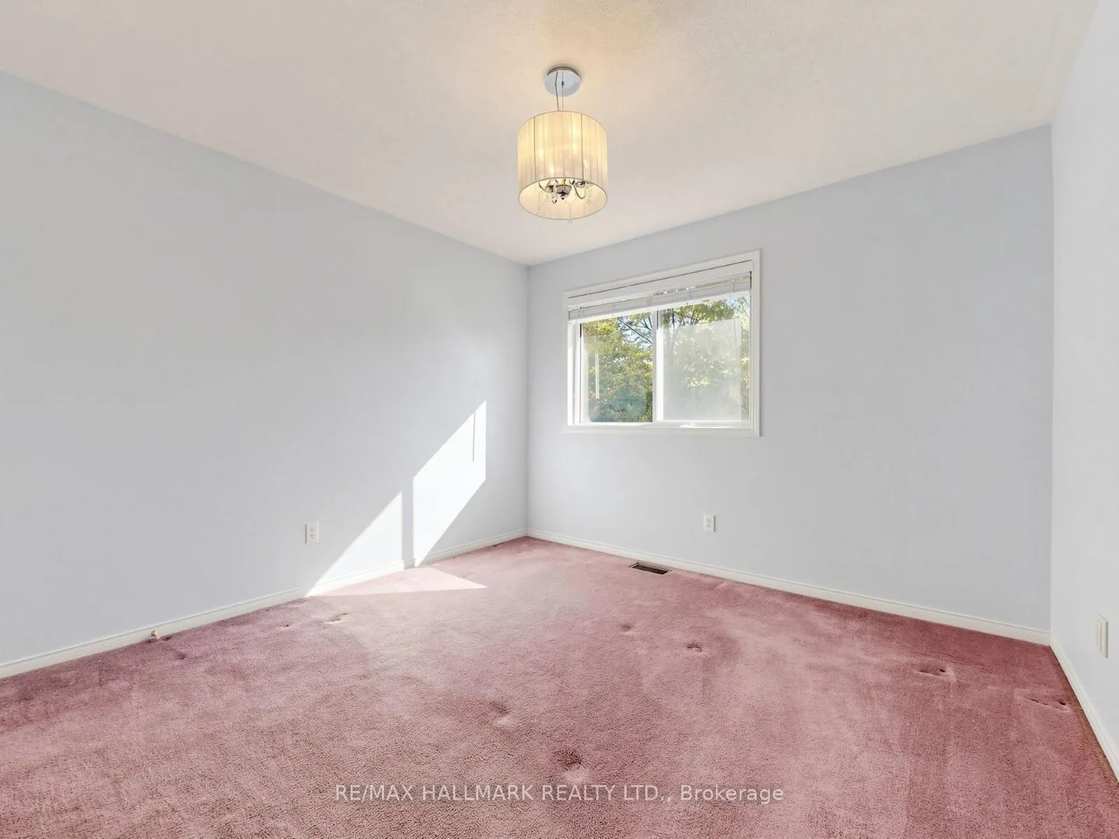416 Heddle Crescent