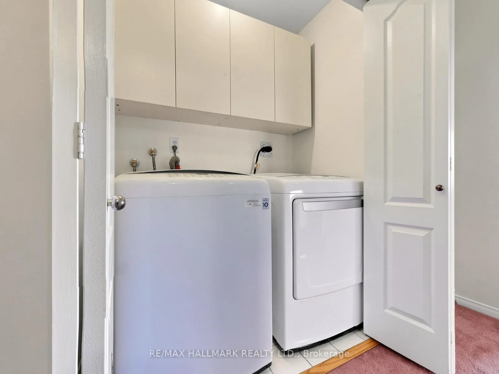 416 Heddle Crescent