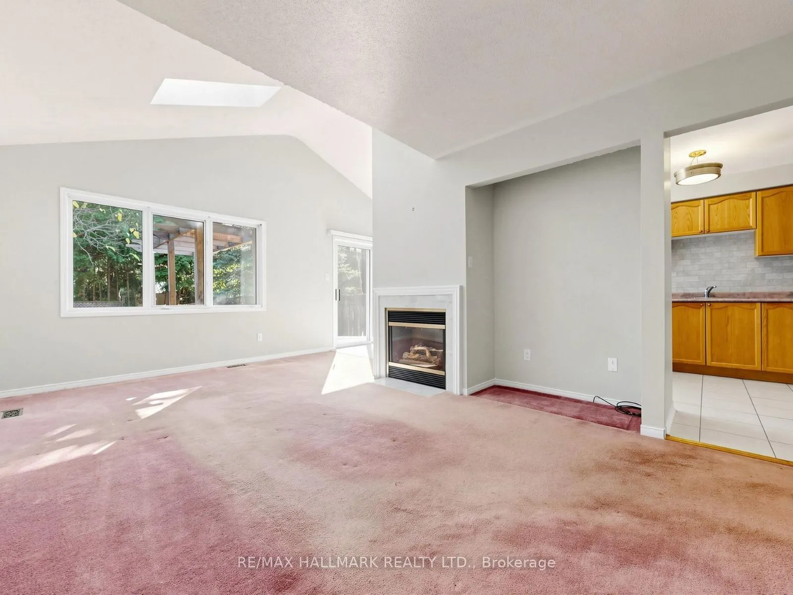 416 Heddle Crescent