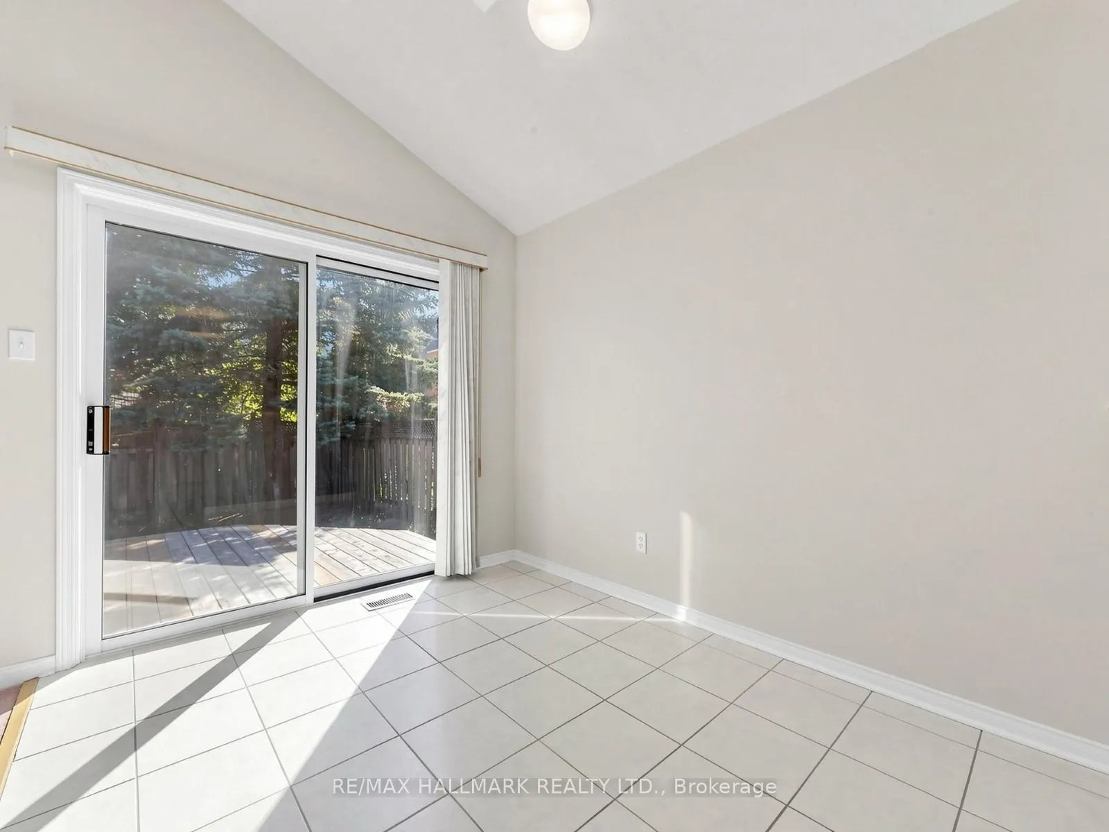 416 Heddle Crescent