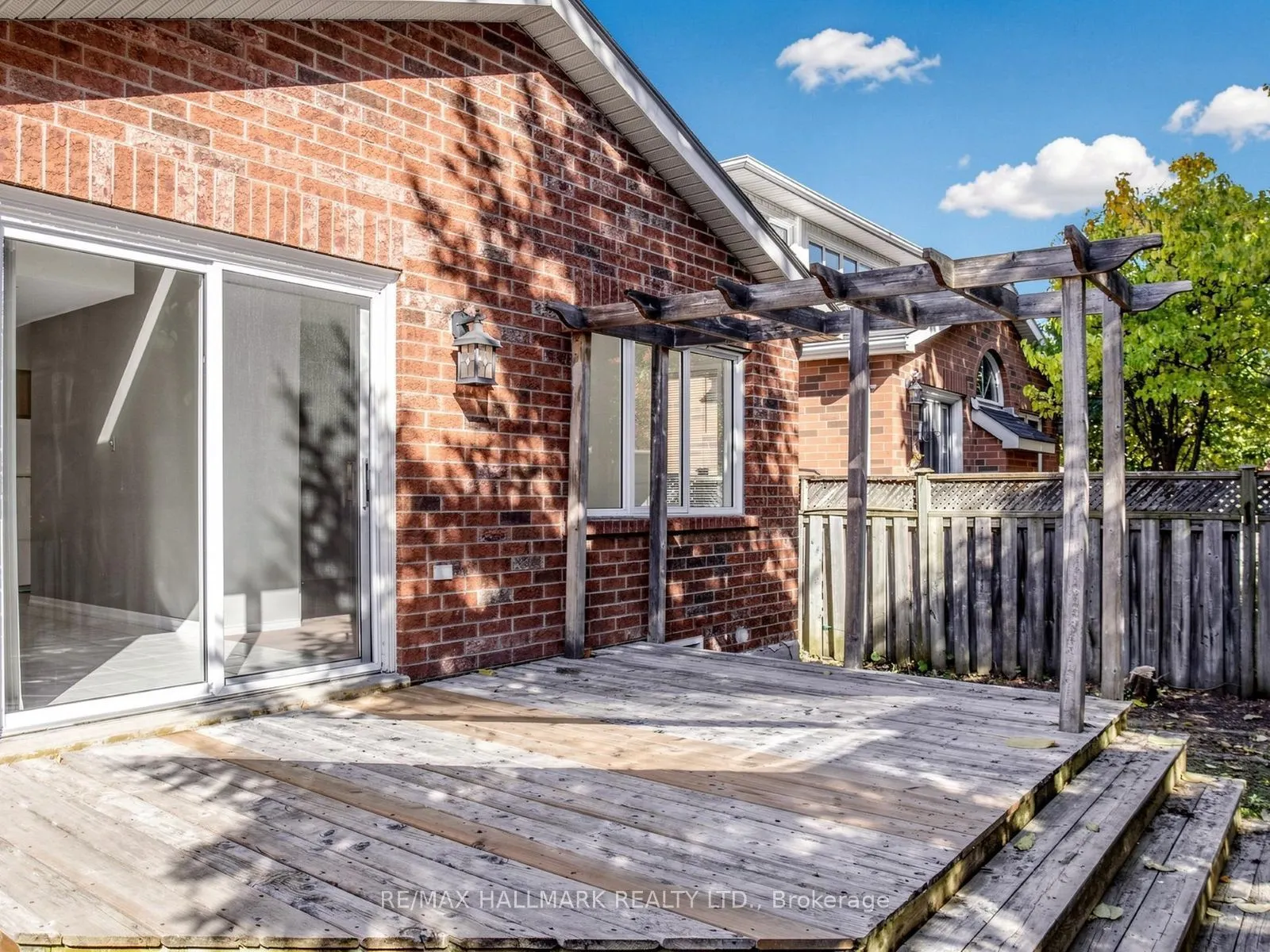 416 Heddle Crescent