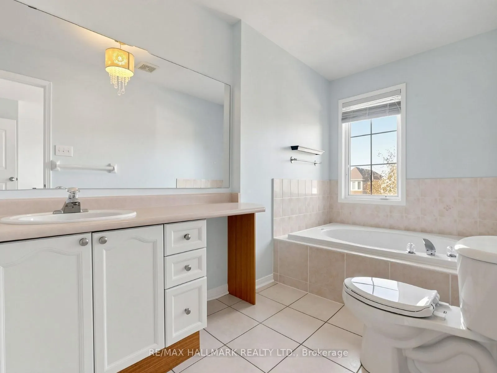 416 Heddle Crescent