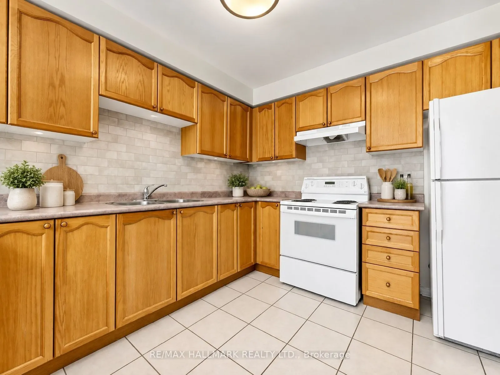 416 Heddle Crescent