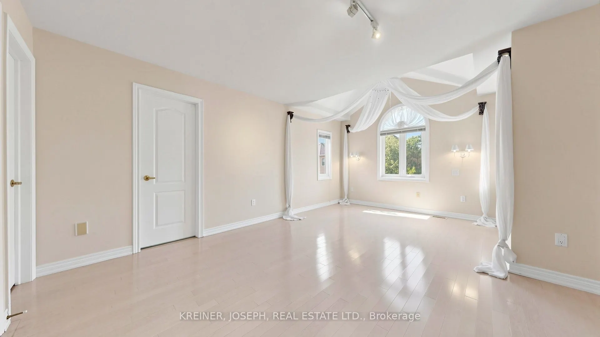 102 Mojave Crescent