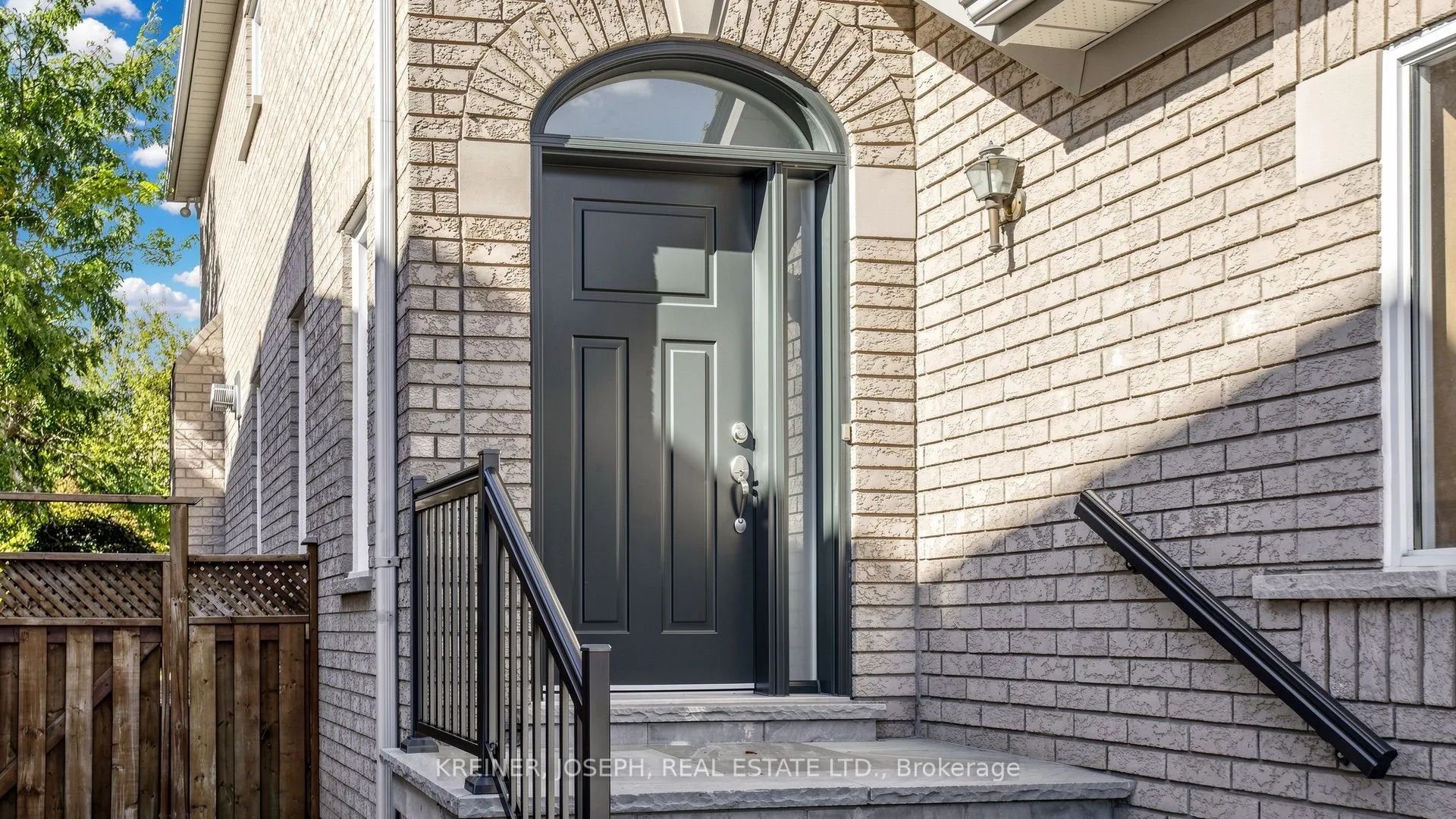 102 Mojave Crescent
