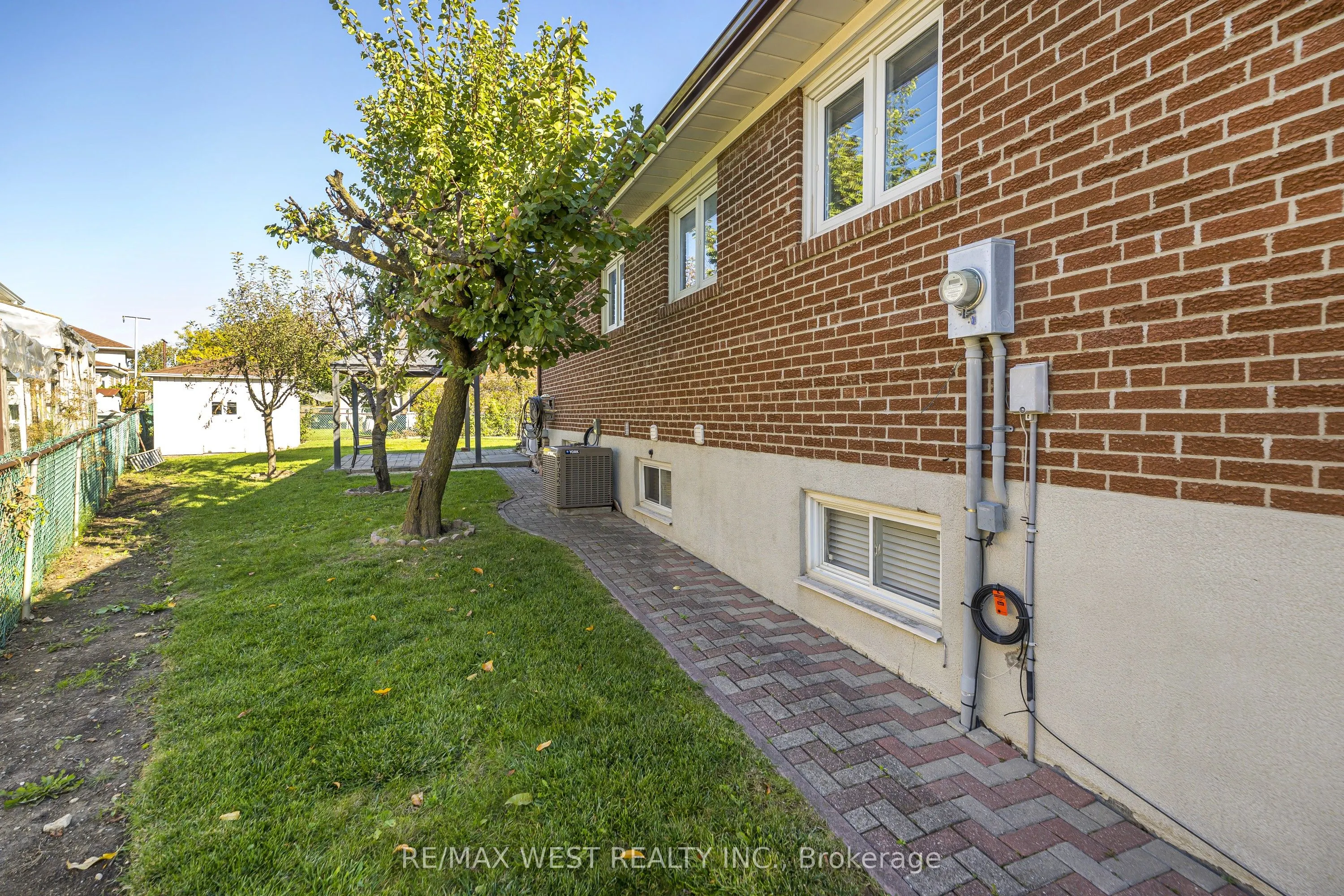 112 Harris Crescent