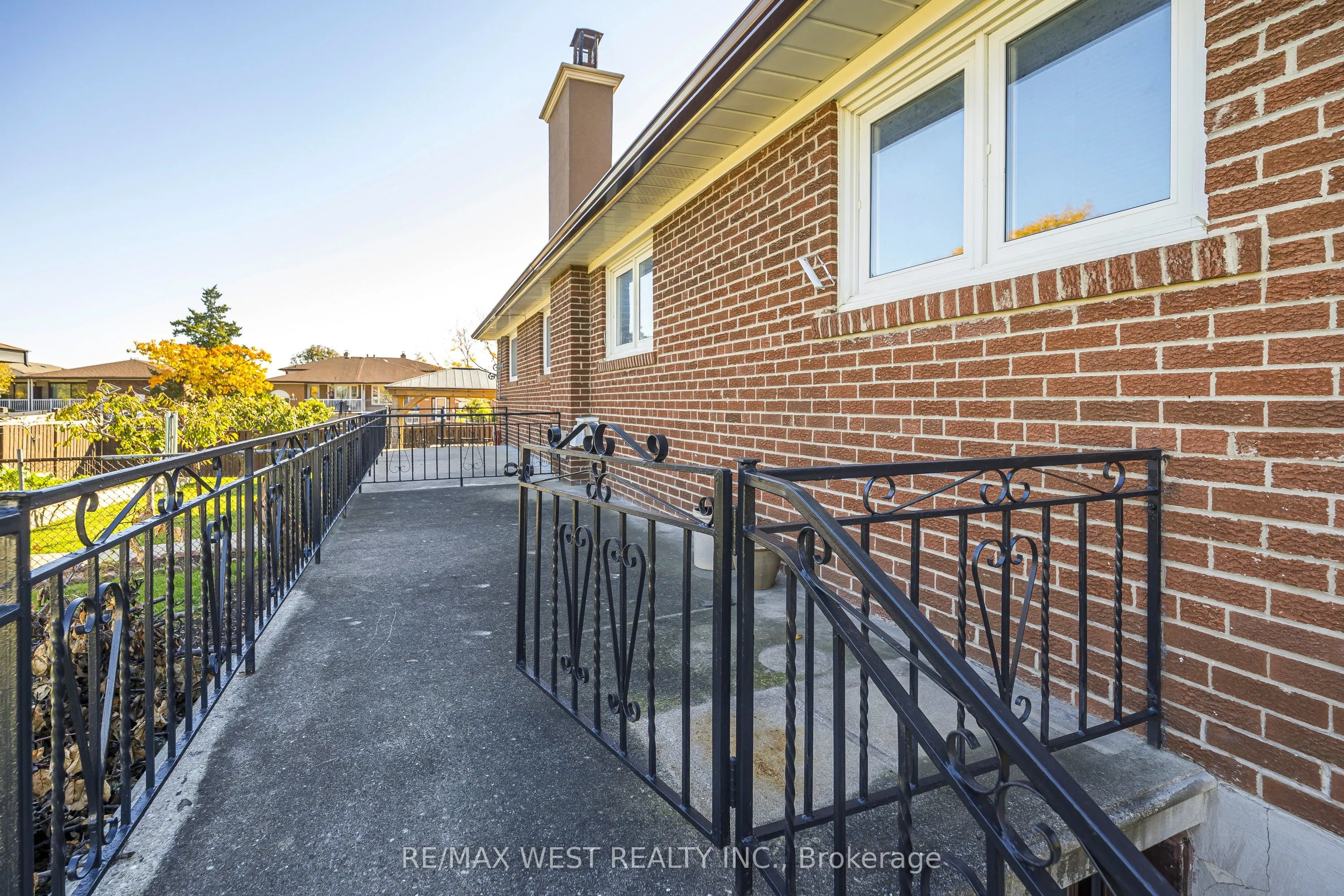 112 Harris Crescent