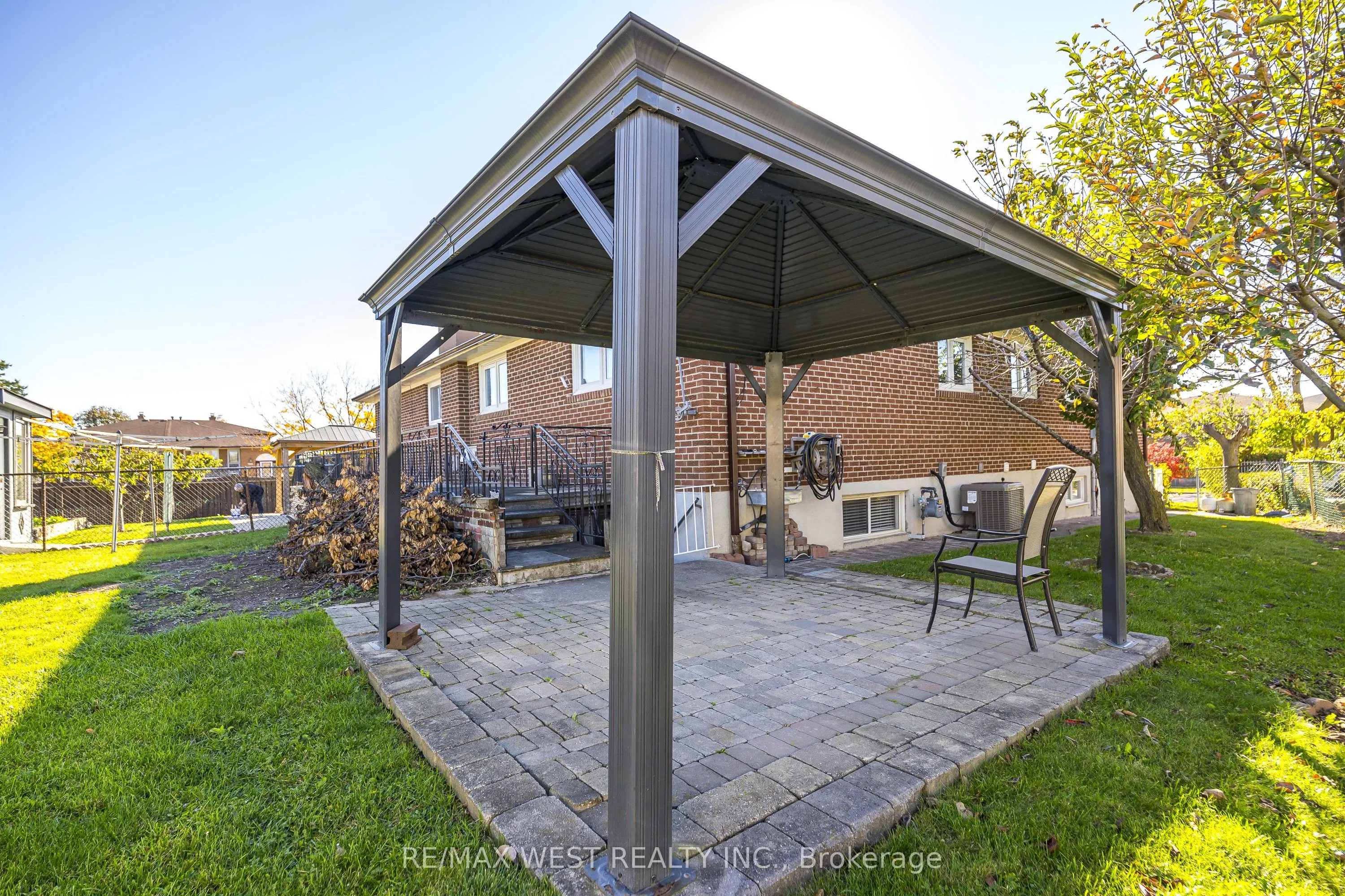 112 Harris Crescent