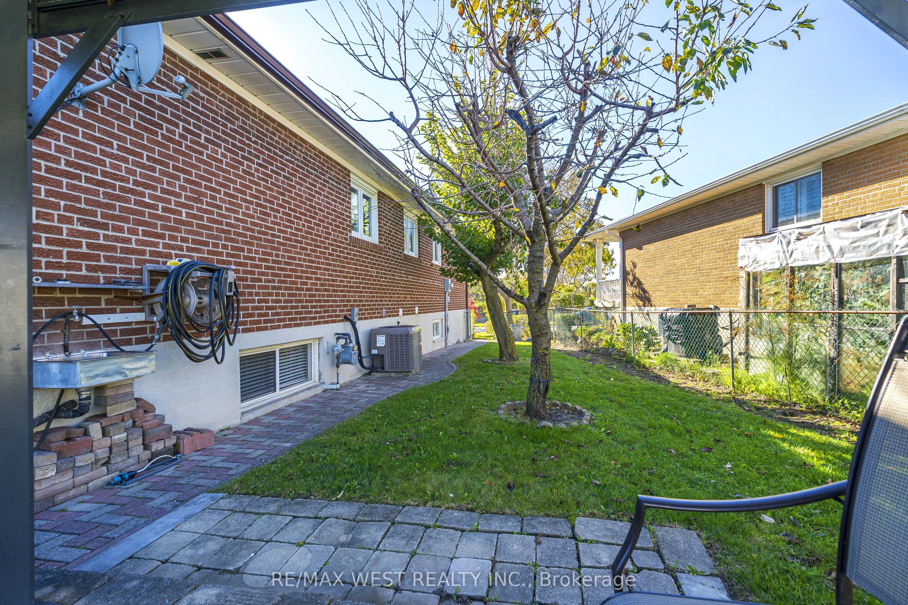 112 Harris Crescent