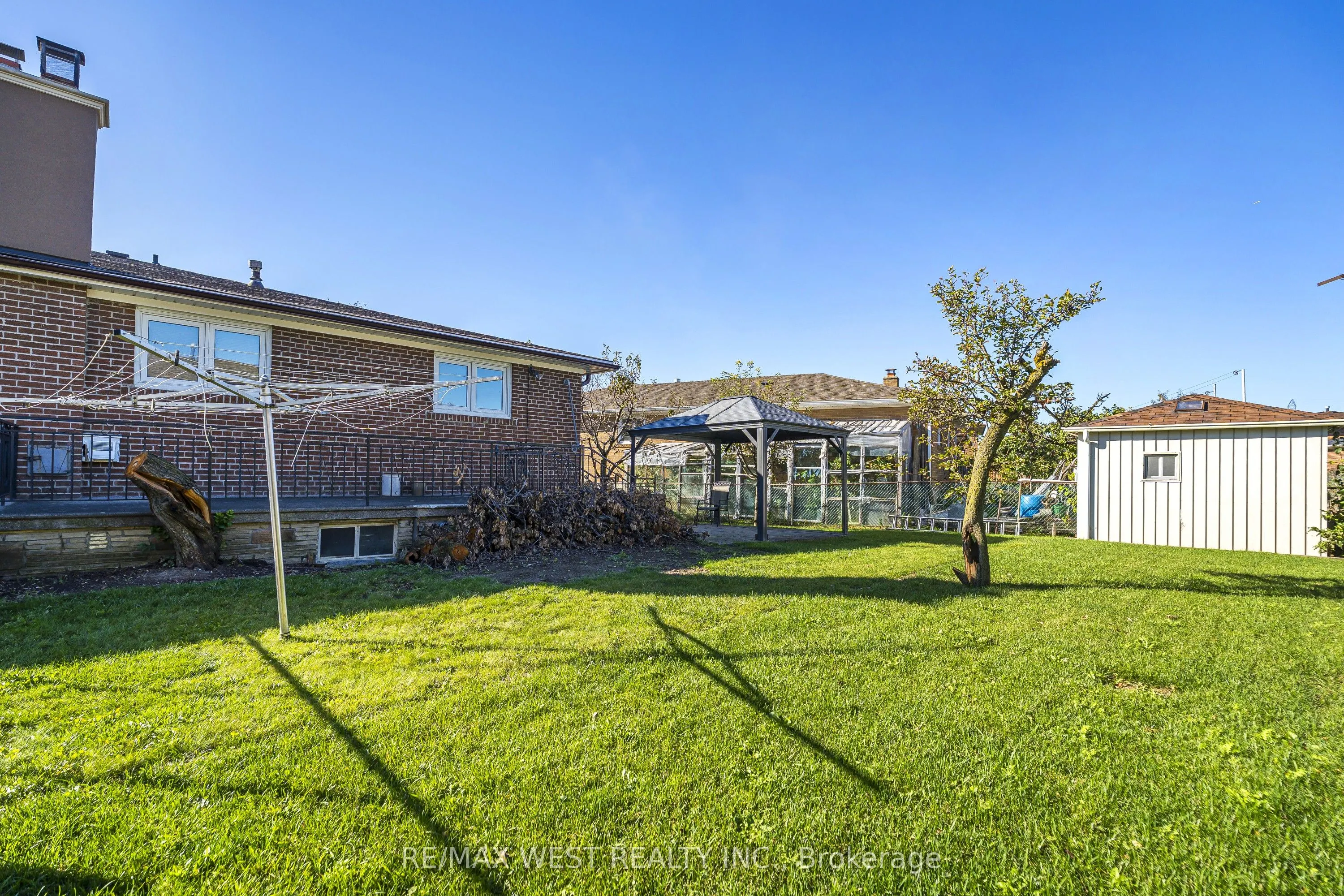 112 Harris Crescent