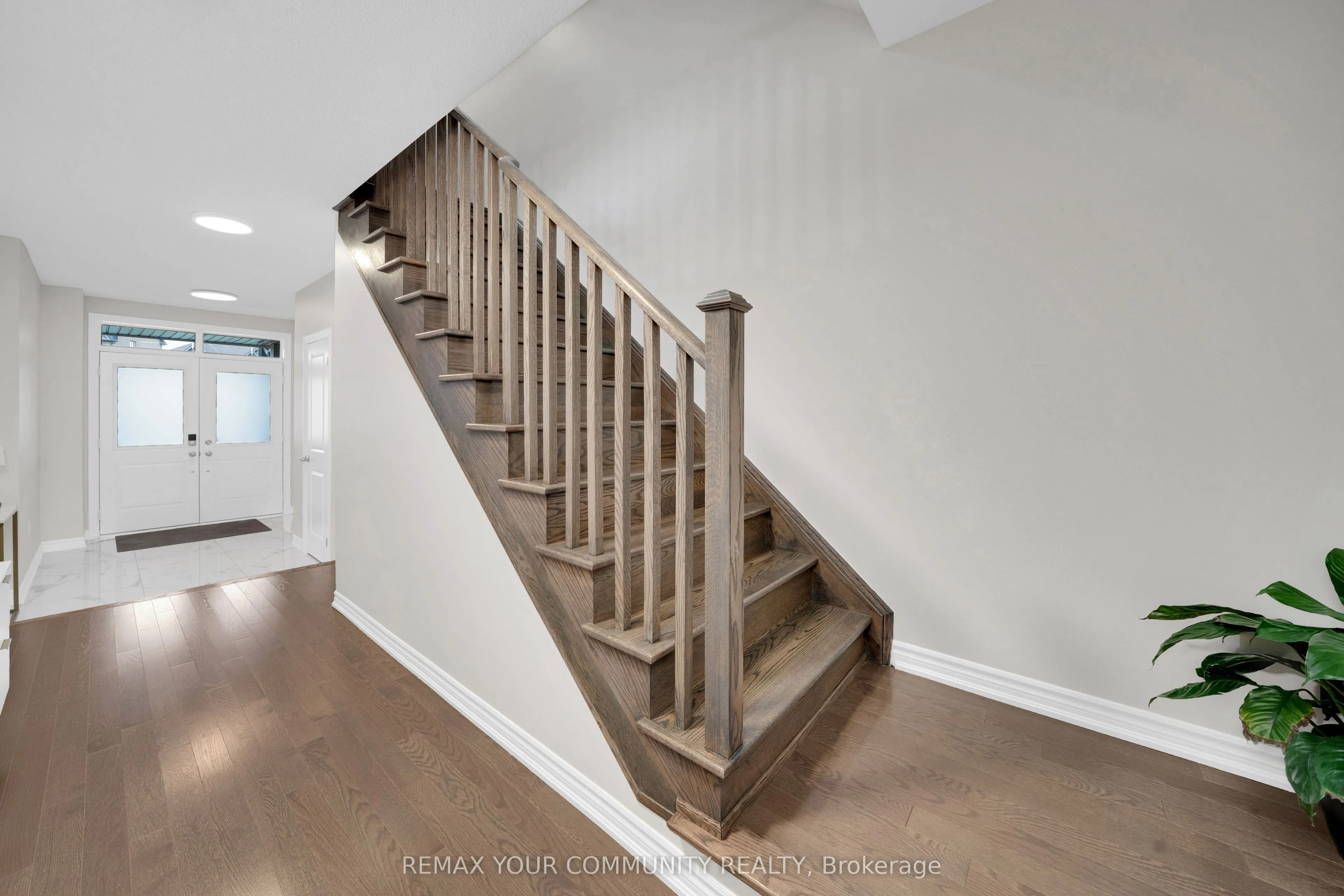 104 Holyrood Crescent