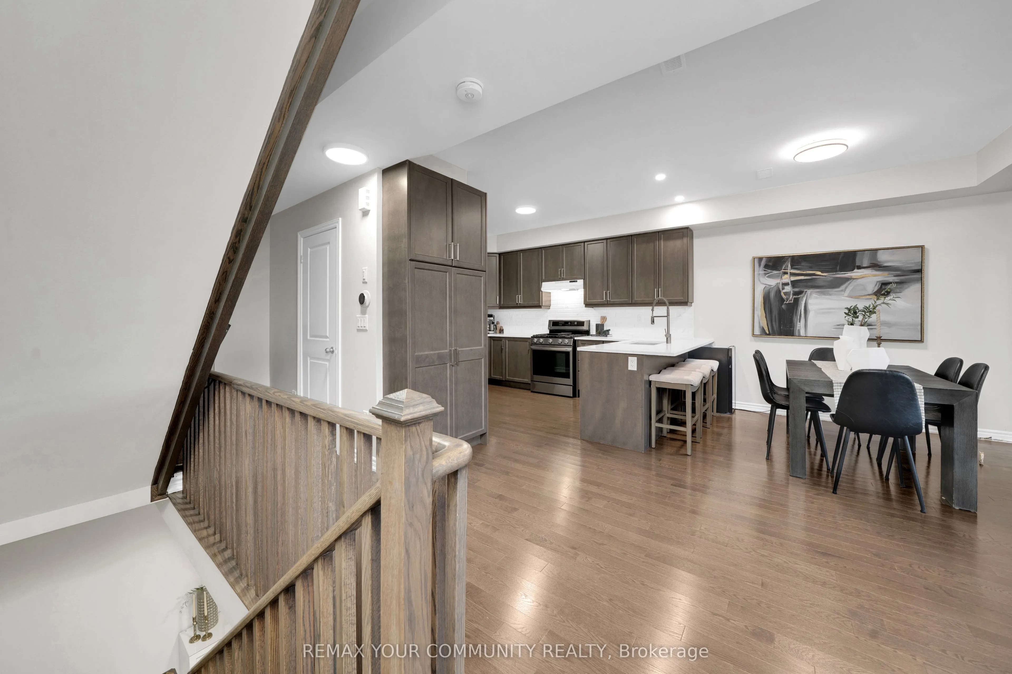 104 Holyrood Crescent