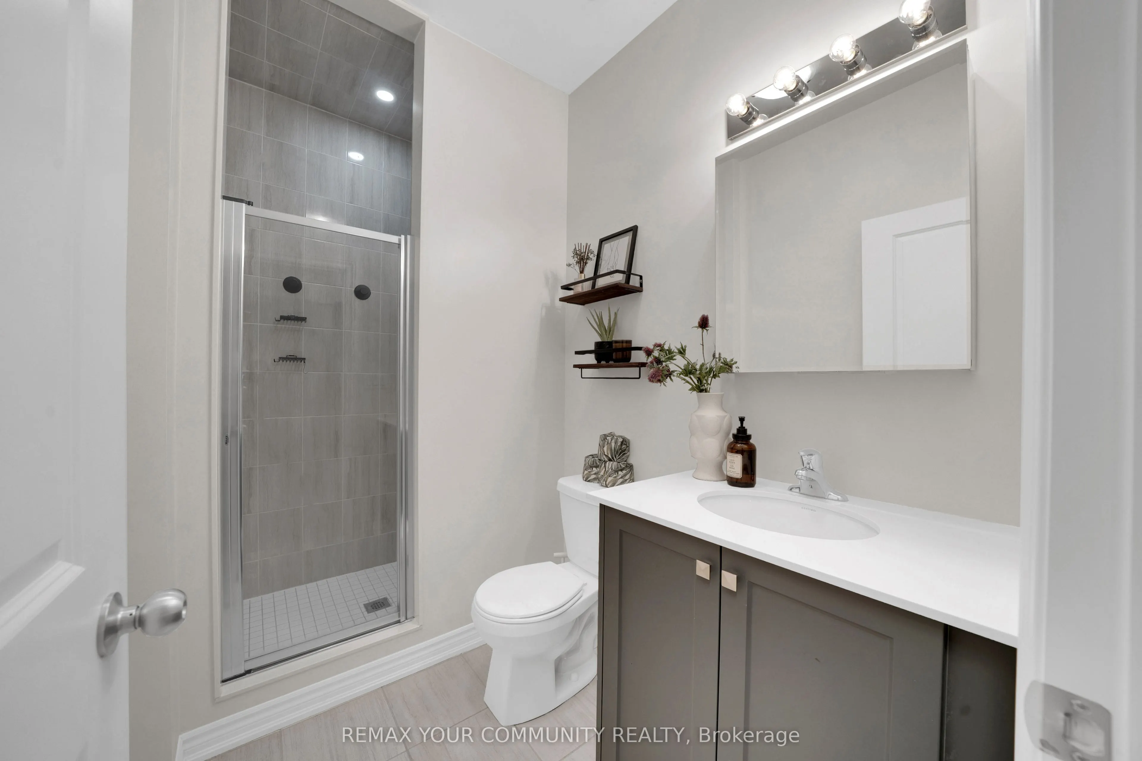 104 Holyrood Crescent