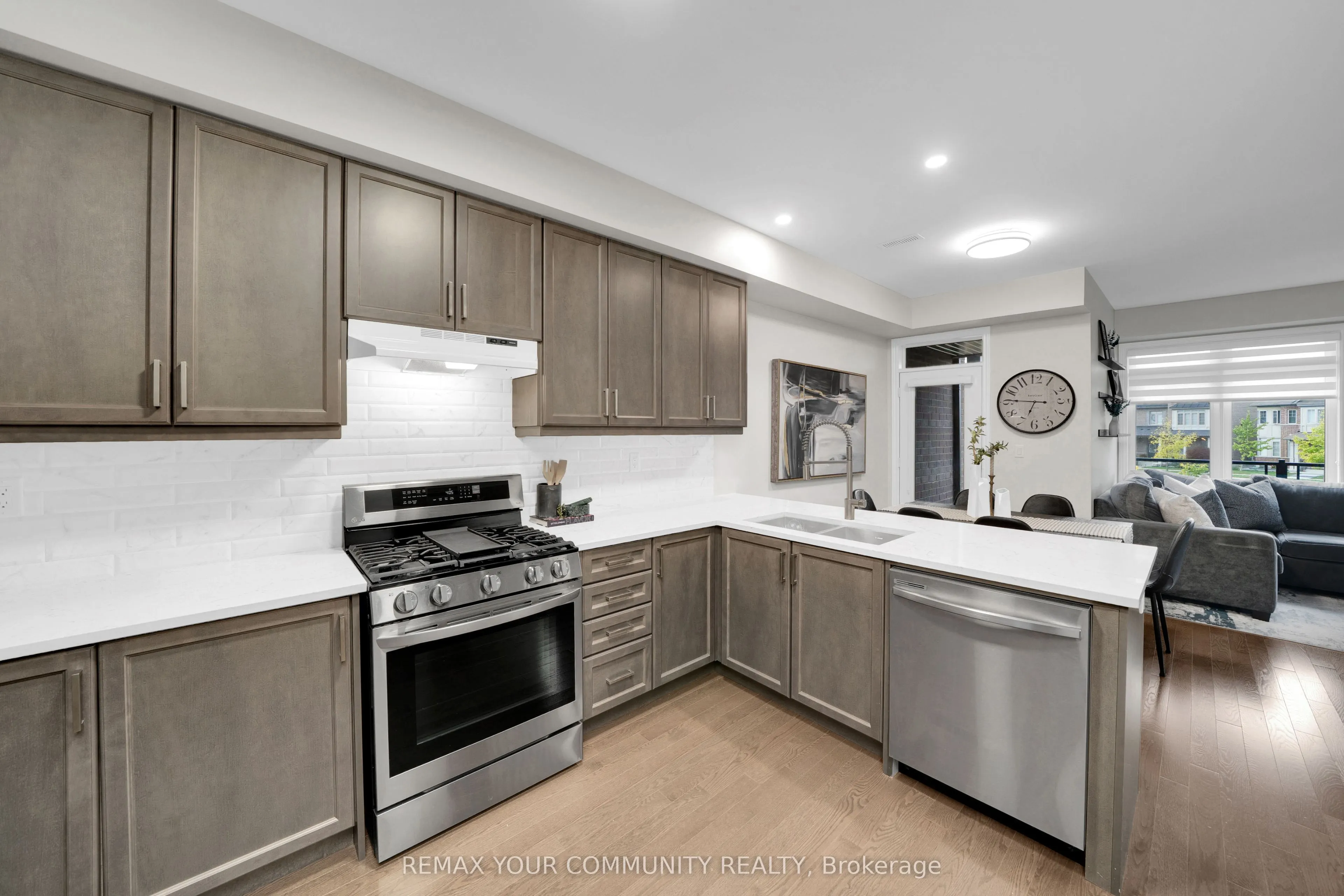 104 Holyrood Crescent