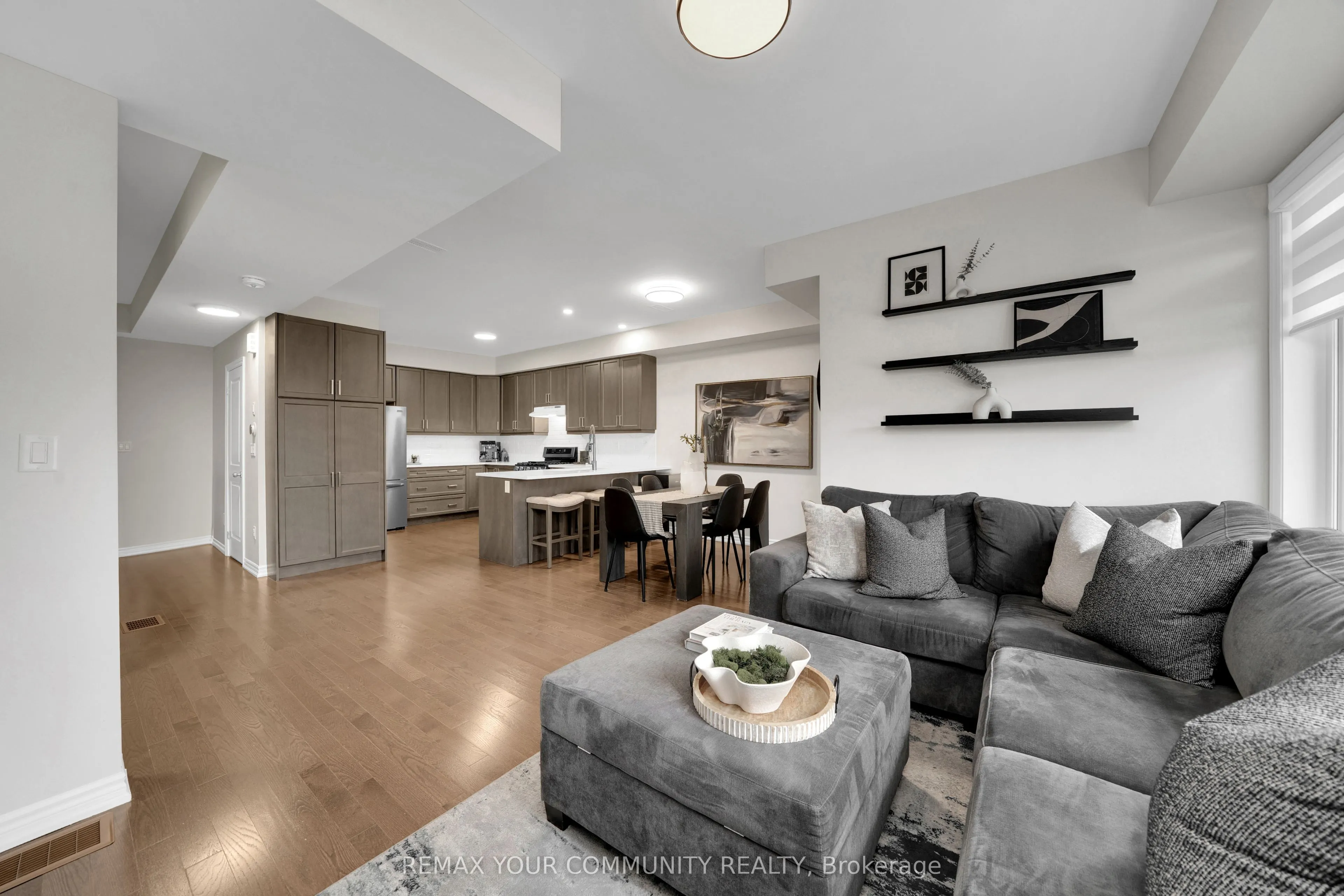 104 Holyrood Crescent