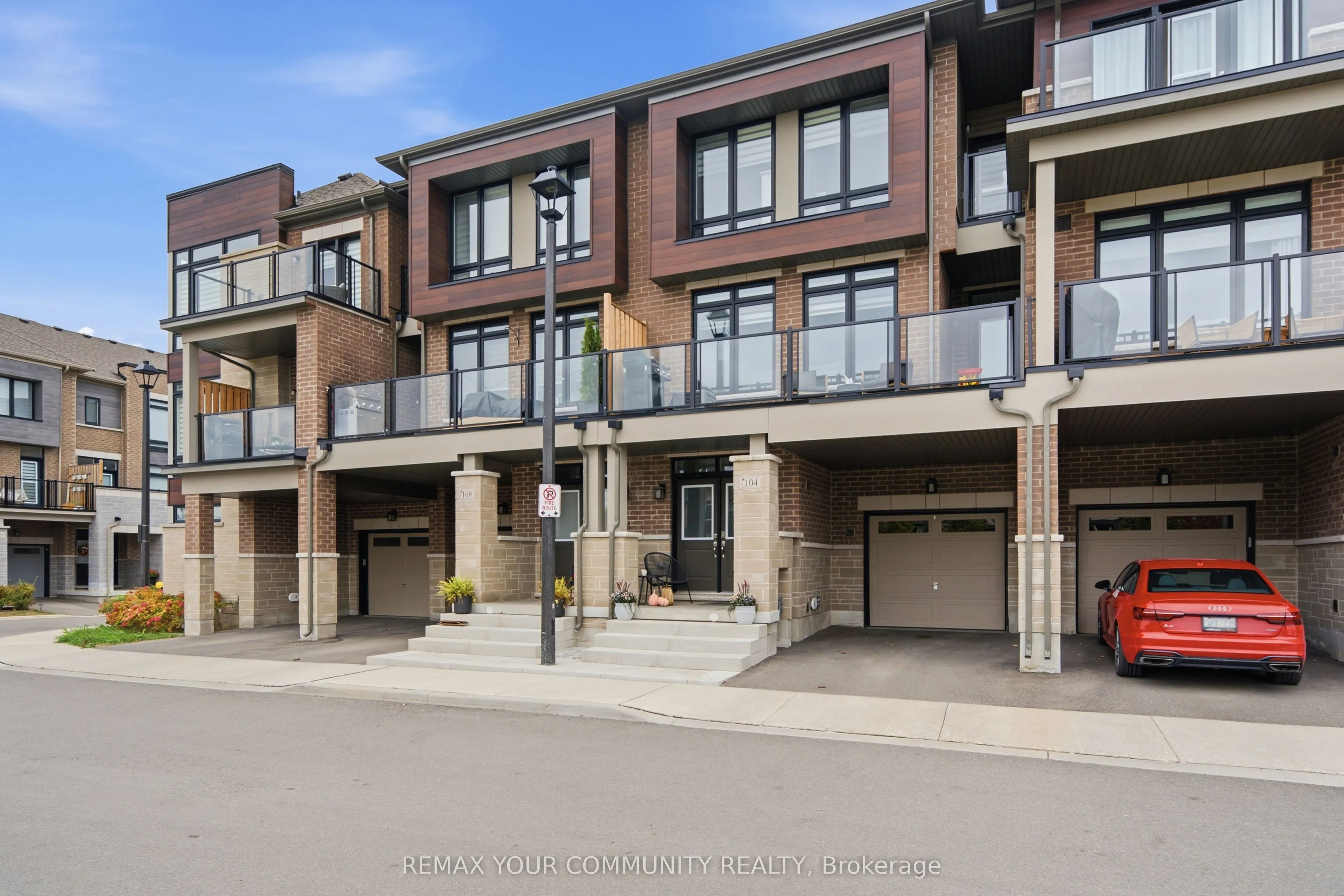 104 Holyrood Crescent