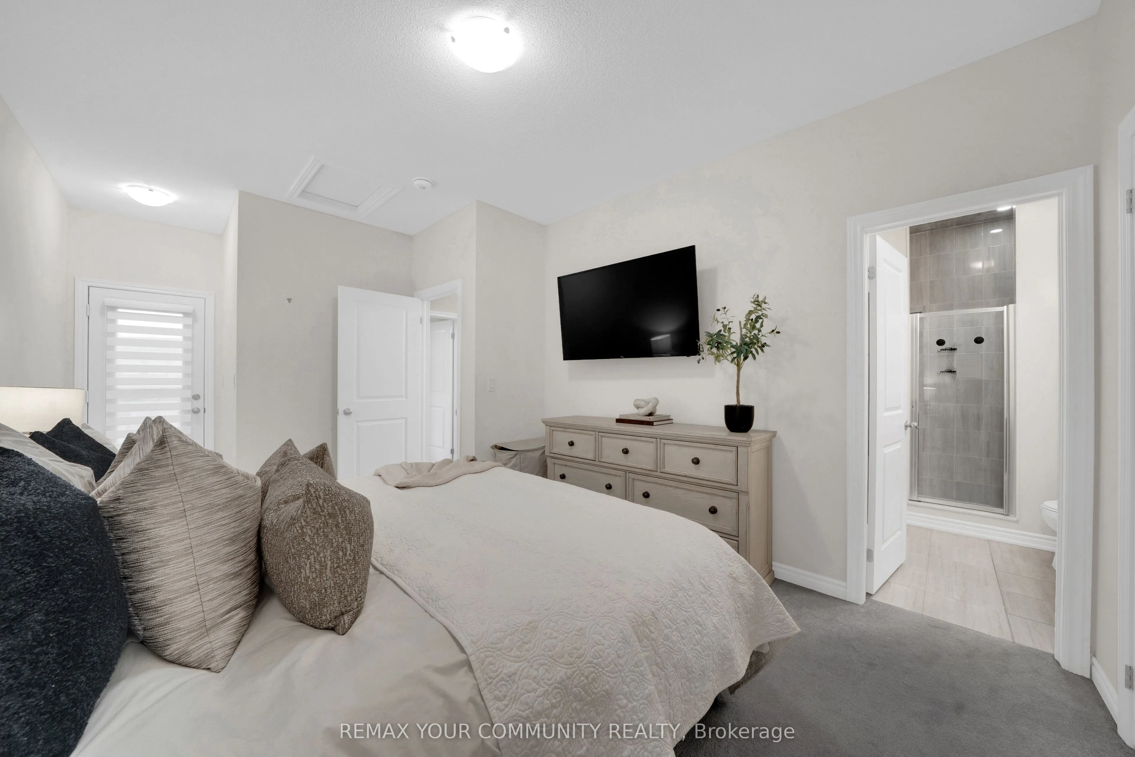 104 Holyrood Crescent