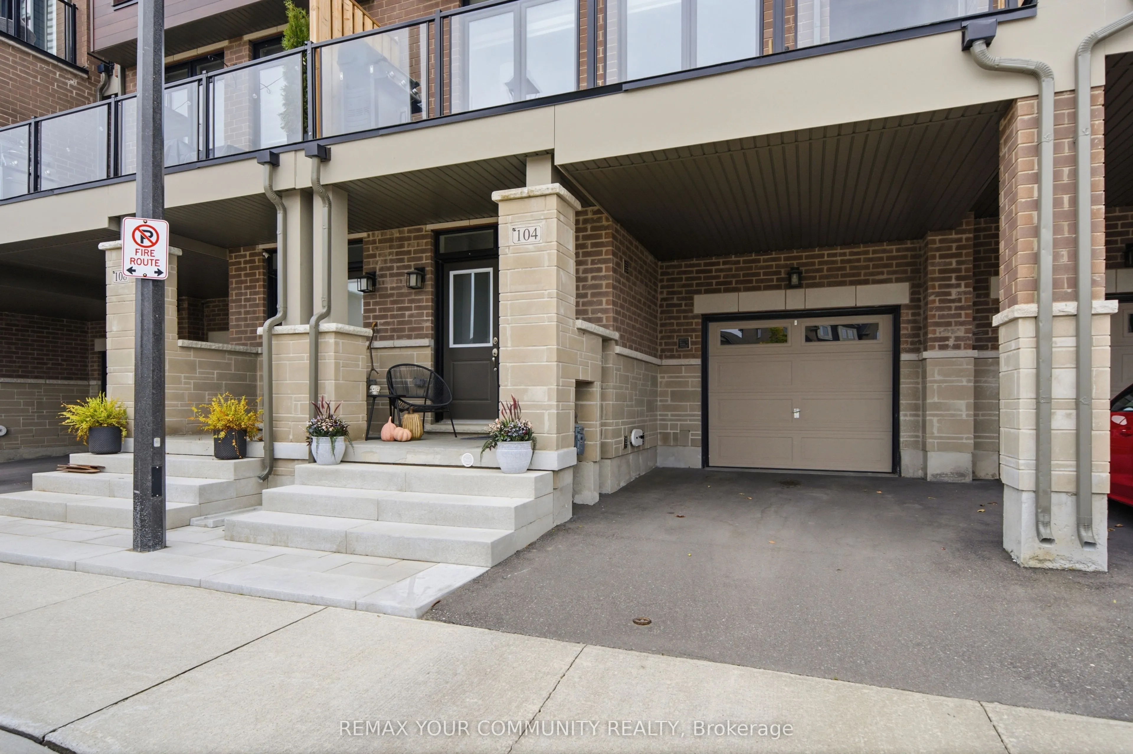 104 Holyrood Crescent