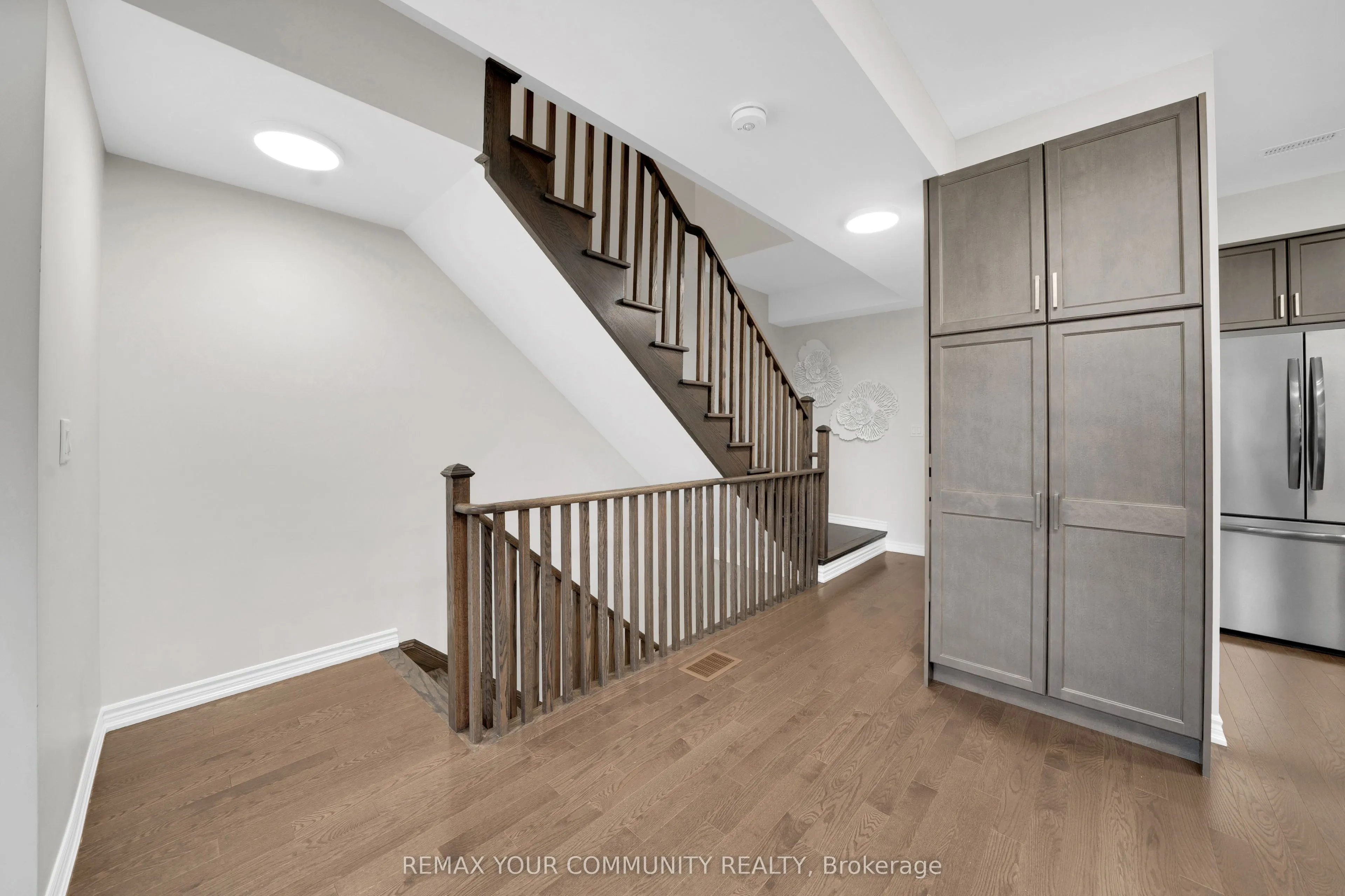 104 Holyrood Crescent