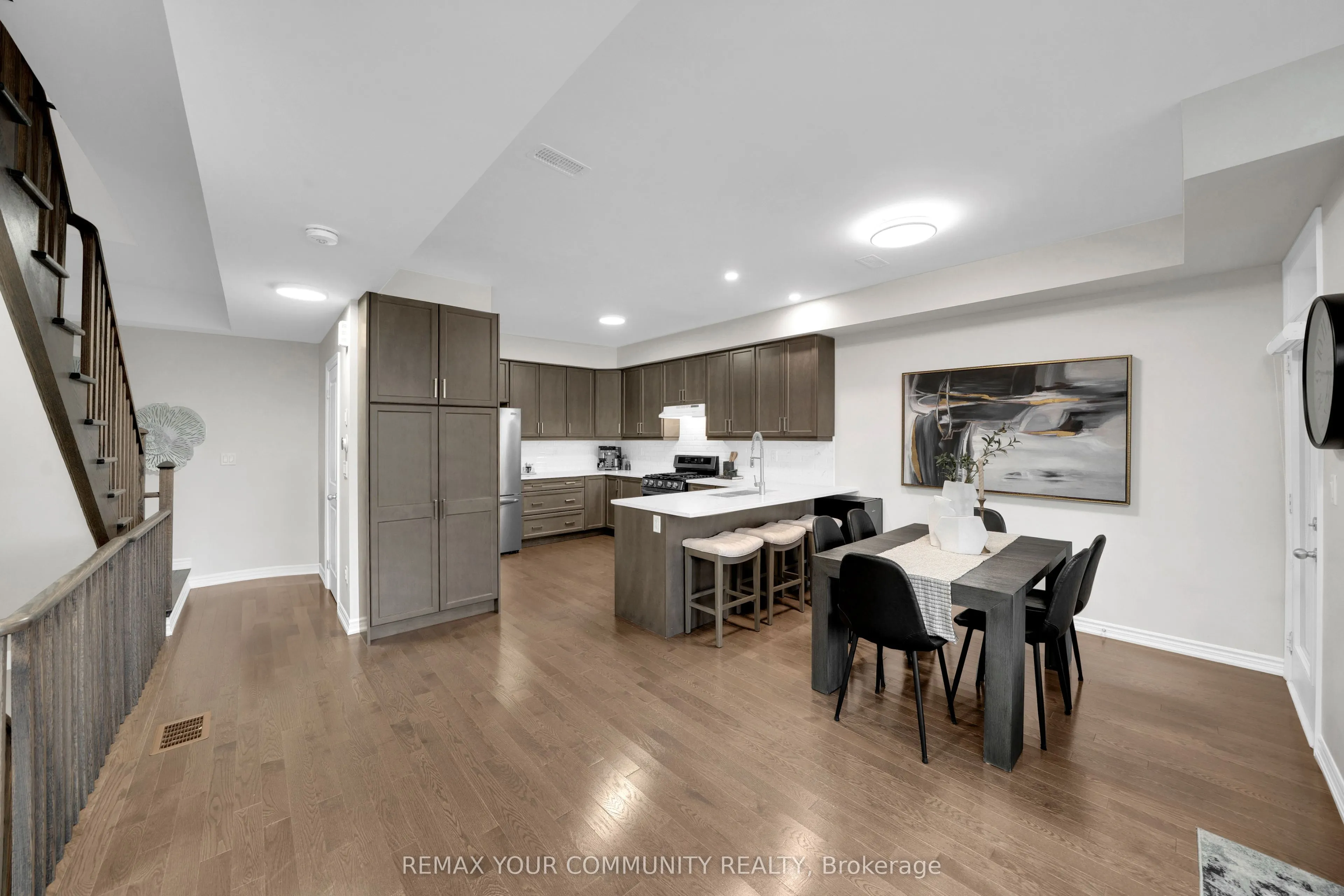 104 Holyrood Crescent