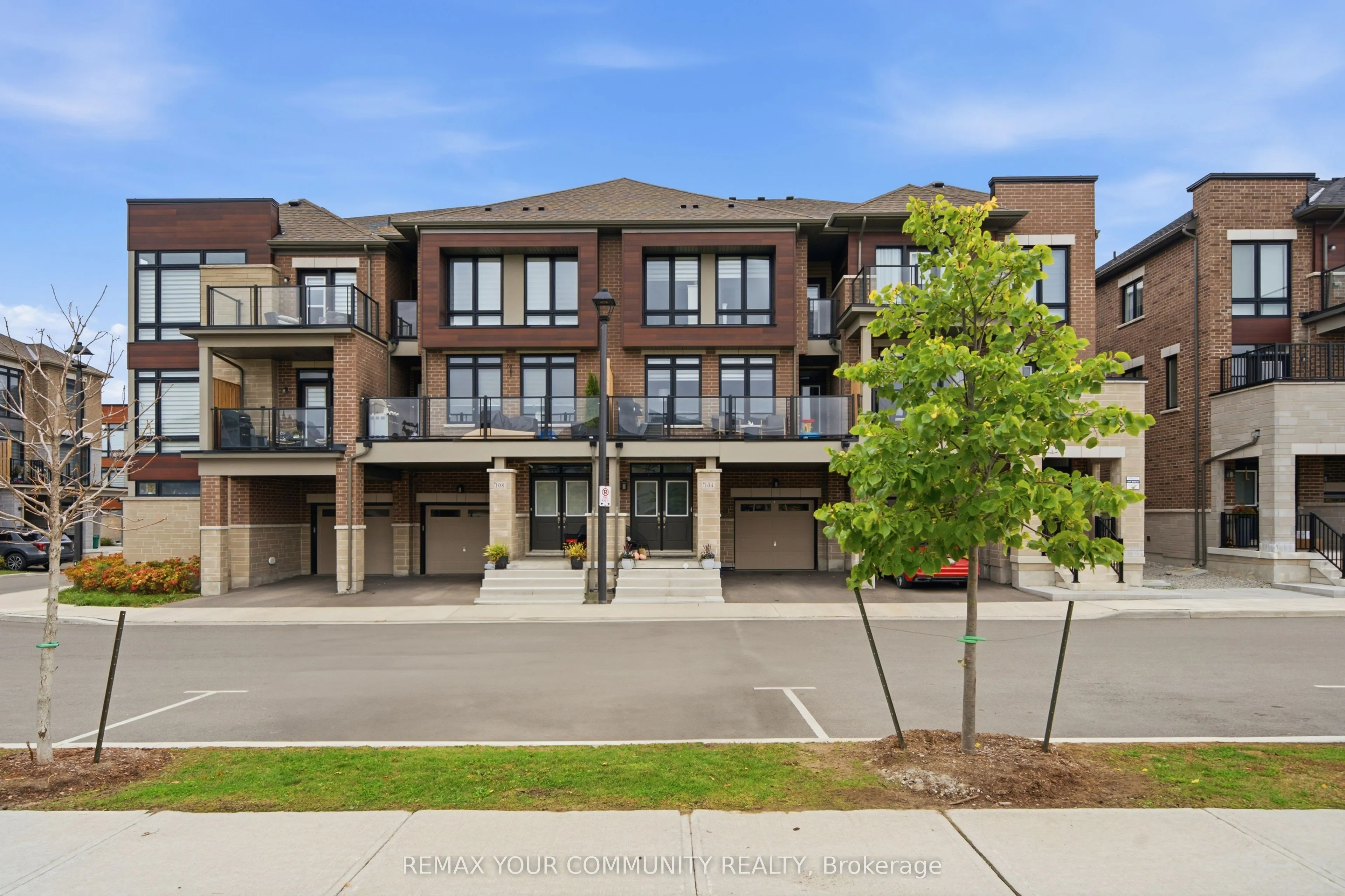 104 Holyrood Crescent
