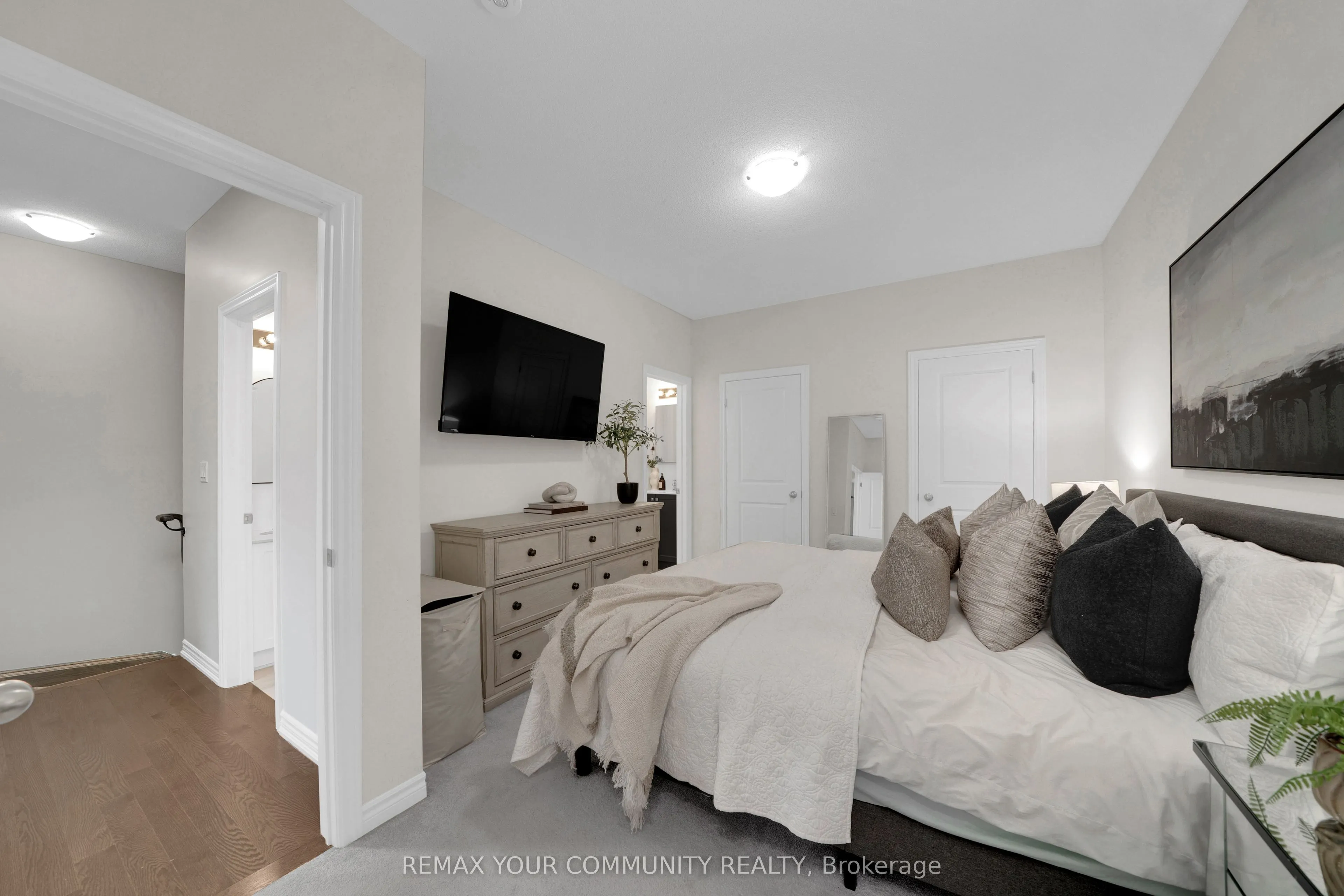 104 Holyrood Crescent