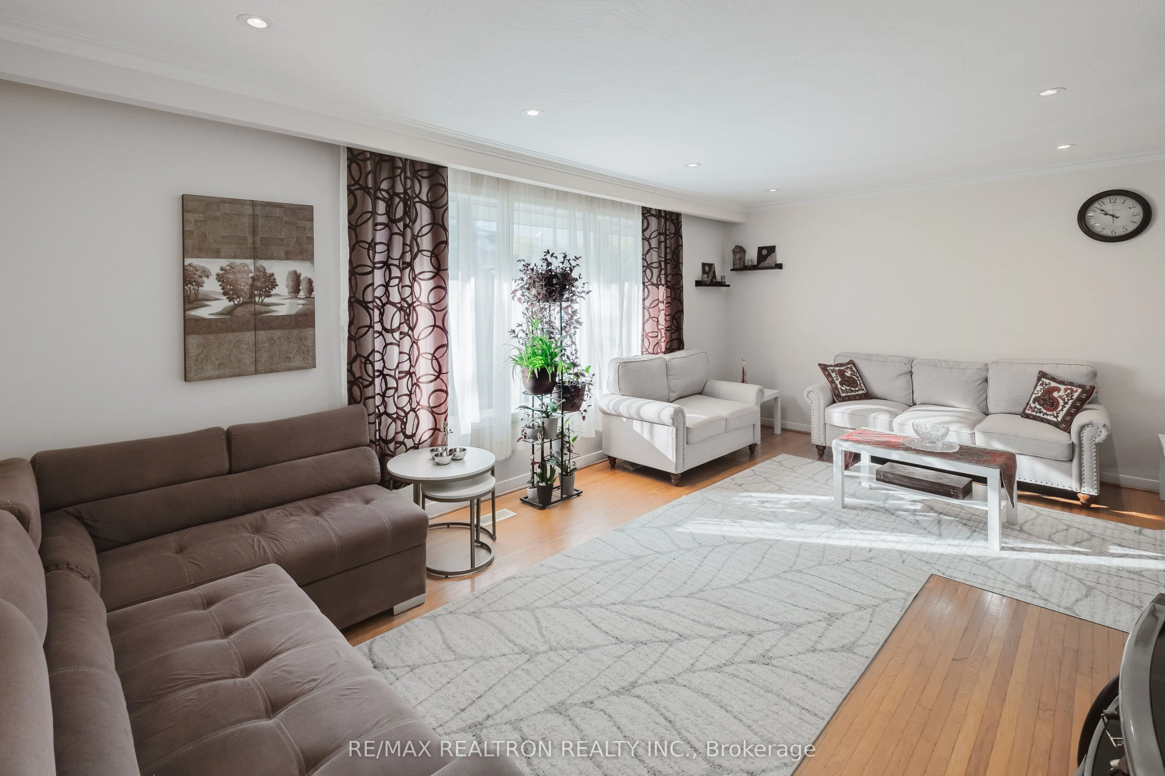 92 Bond Crescent