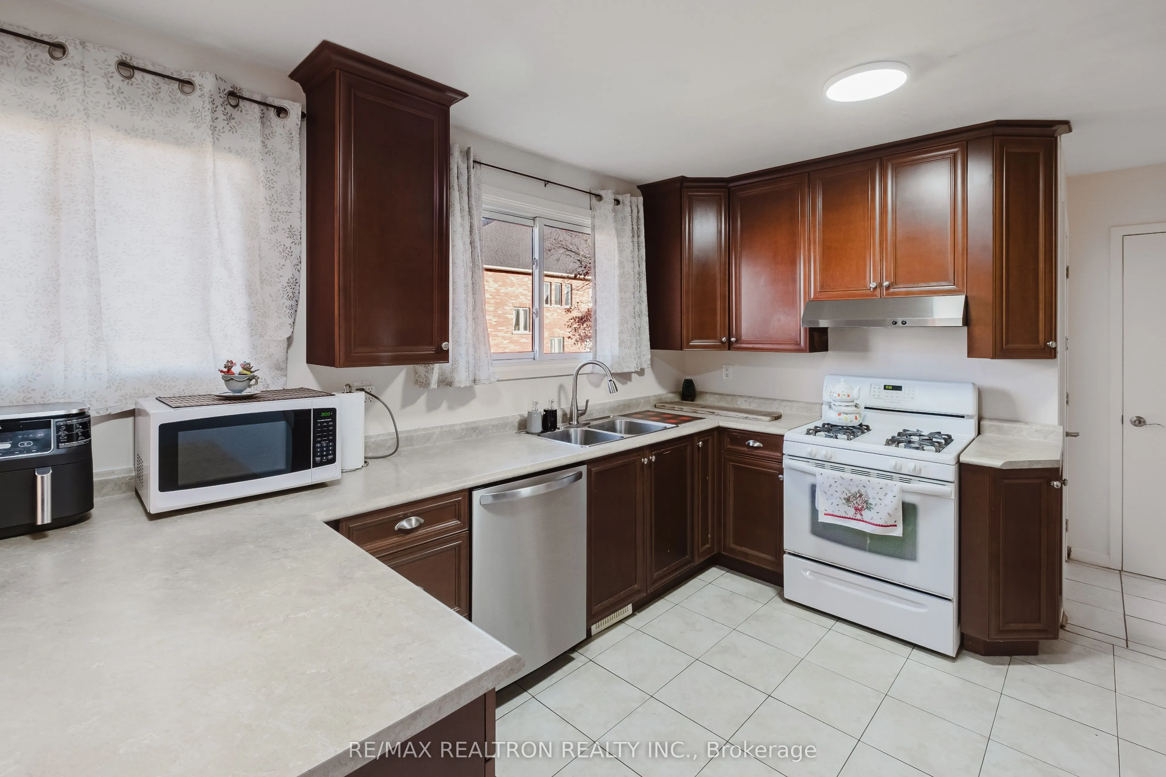92 Bond Crescent