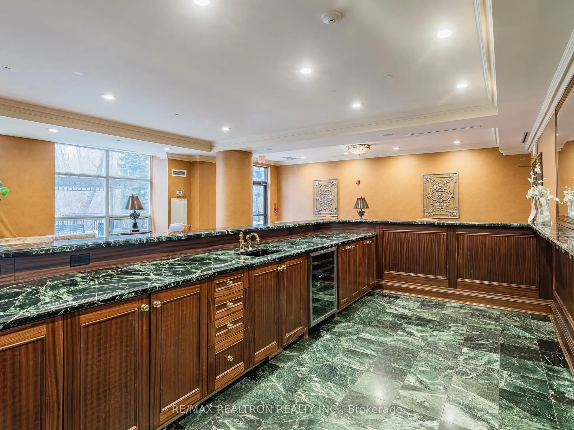 9225 Jane Street #401