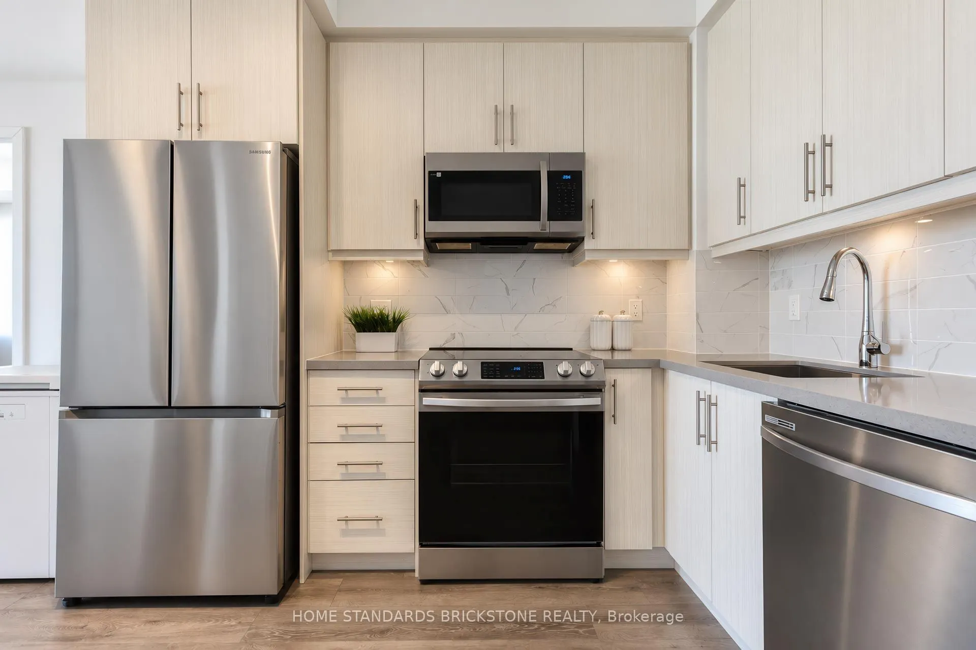 105 Oneida Crescent #1207