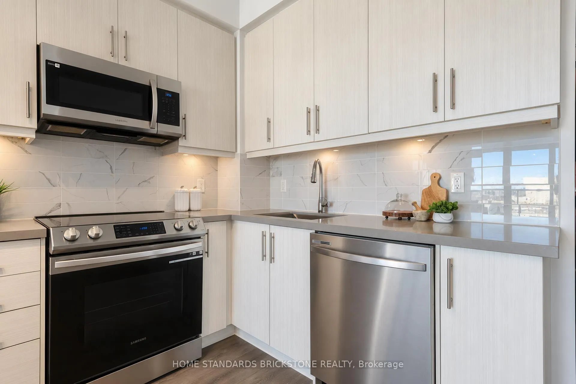 105 Oneida Crescent #1207