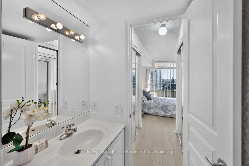 9015 Leslie Street #1002