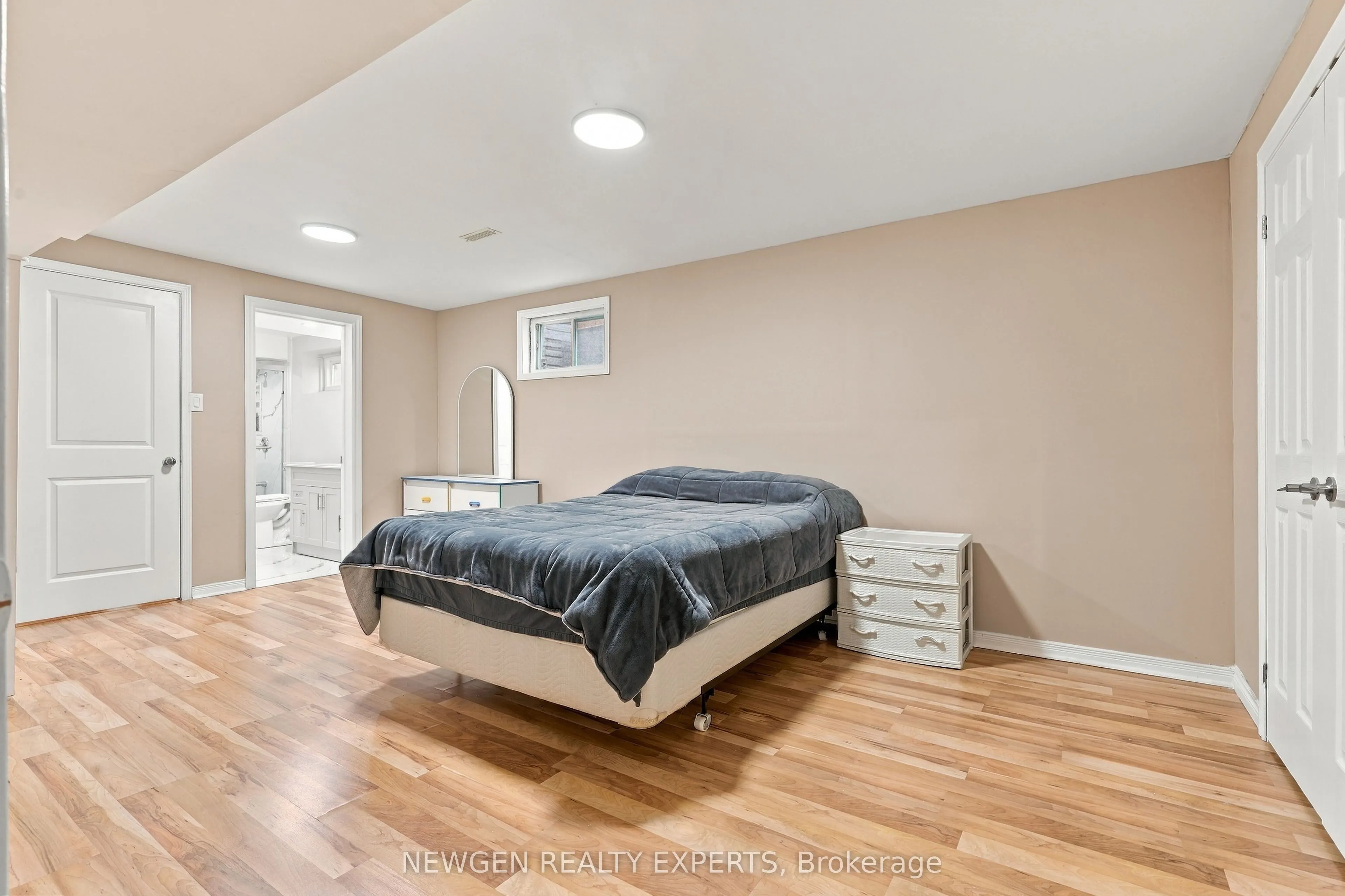 40 Foundry Crescent E