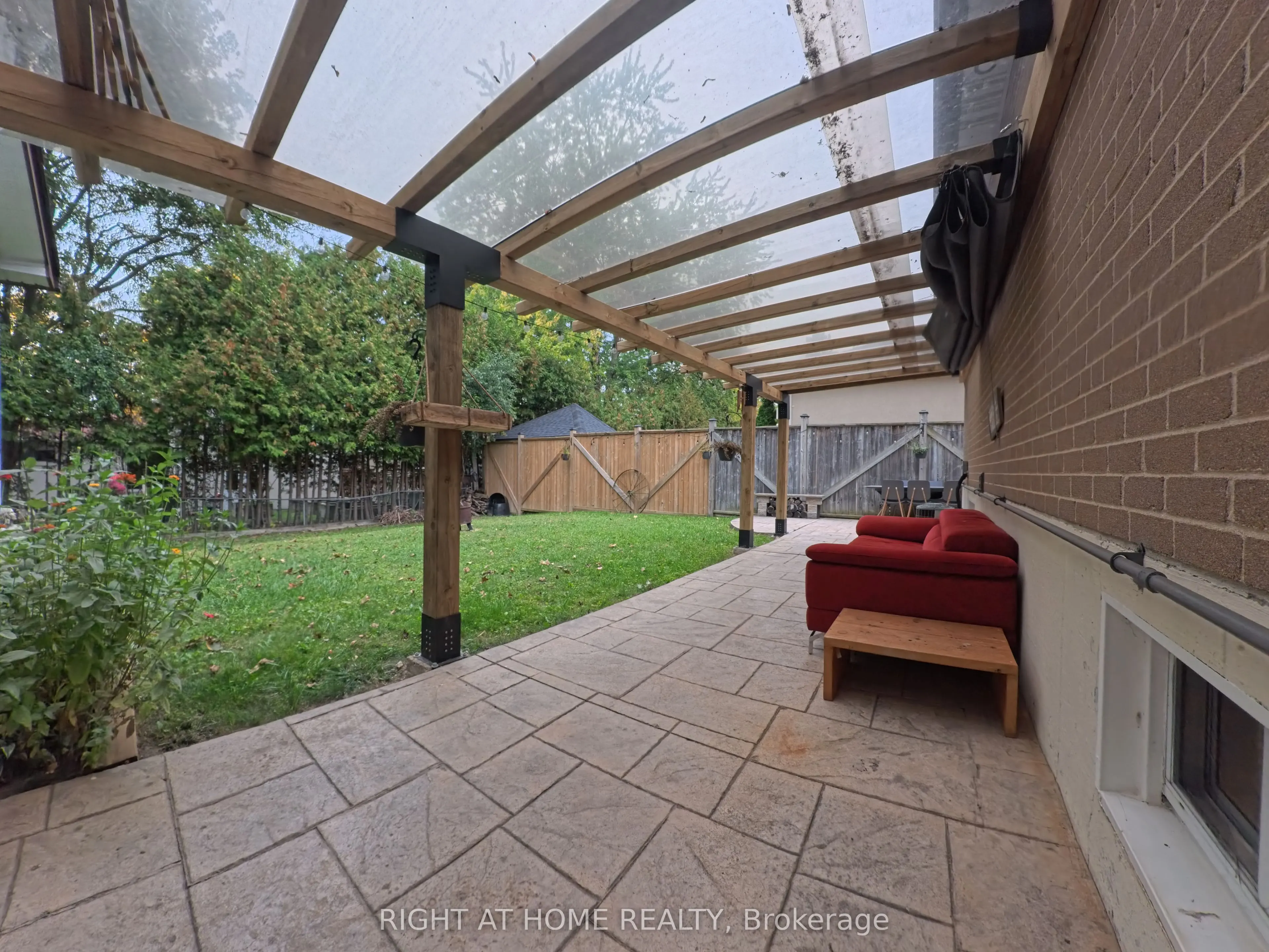 35 Knowles Crescent