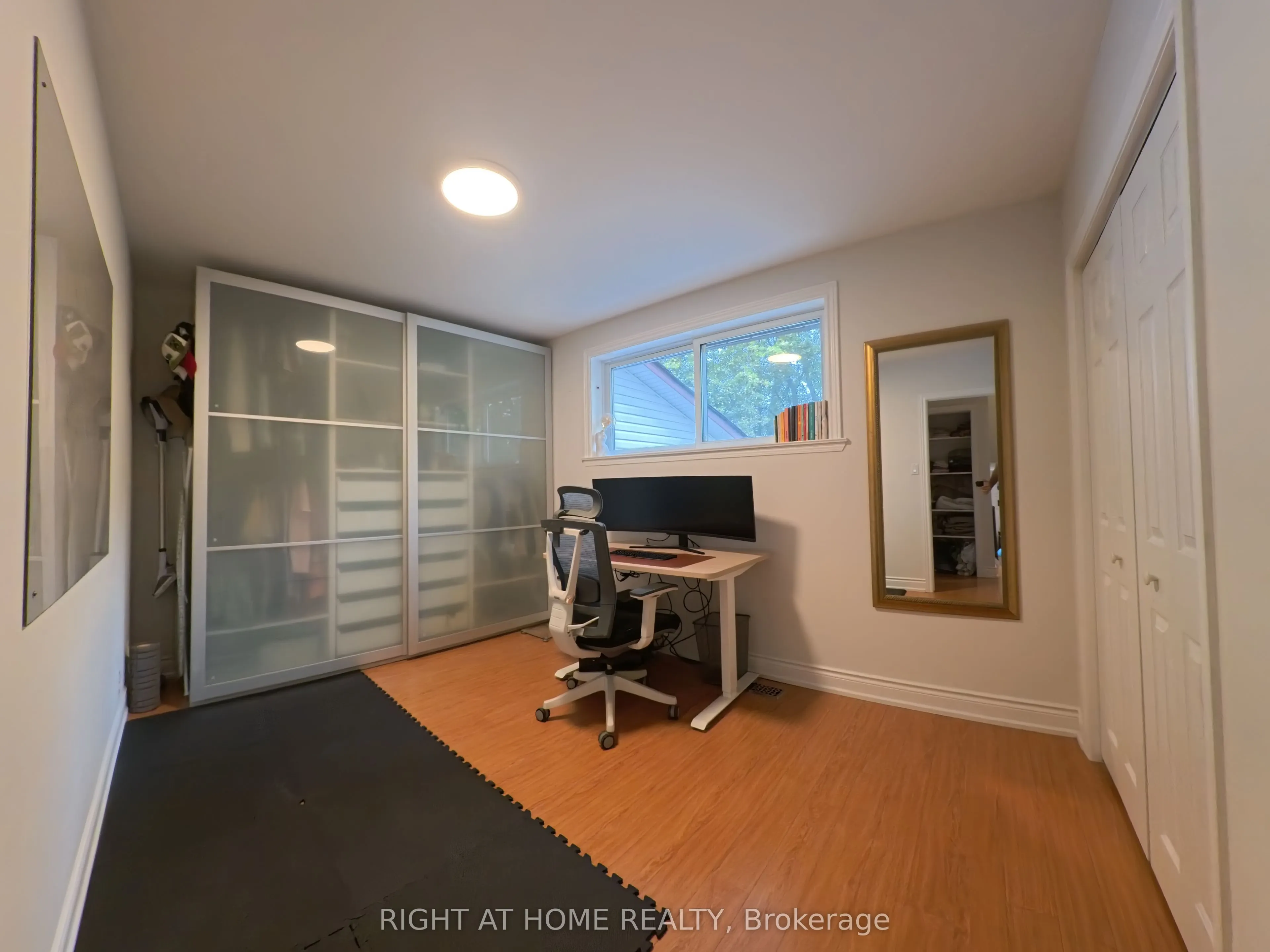 35 Knowles Crescent