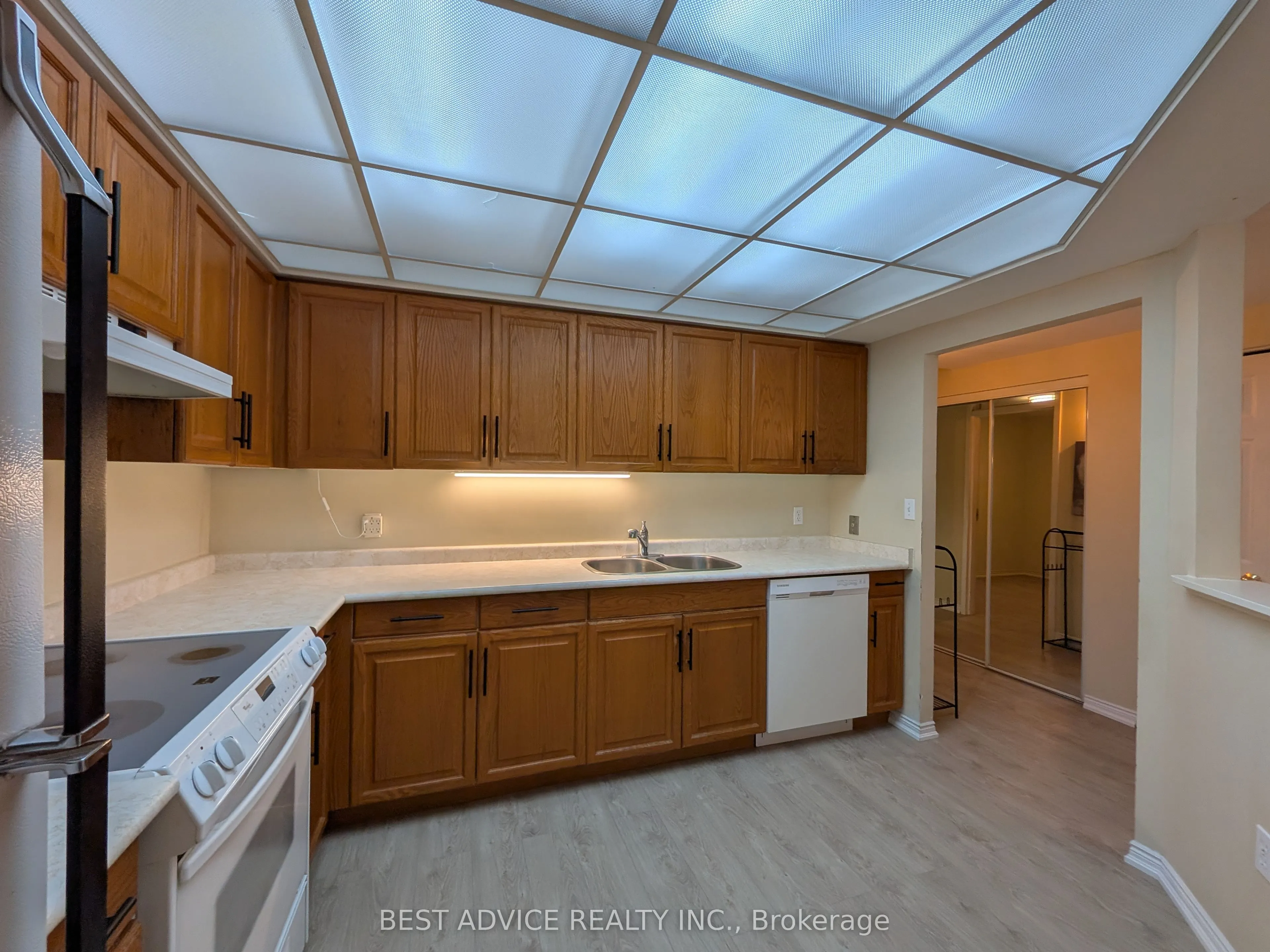 85 Wellington Street W #104