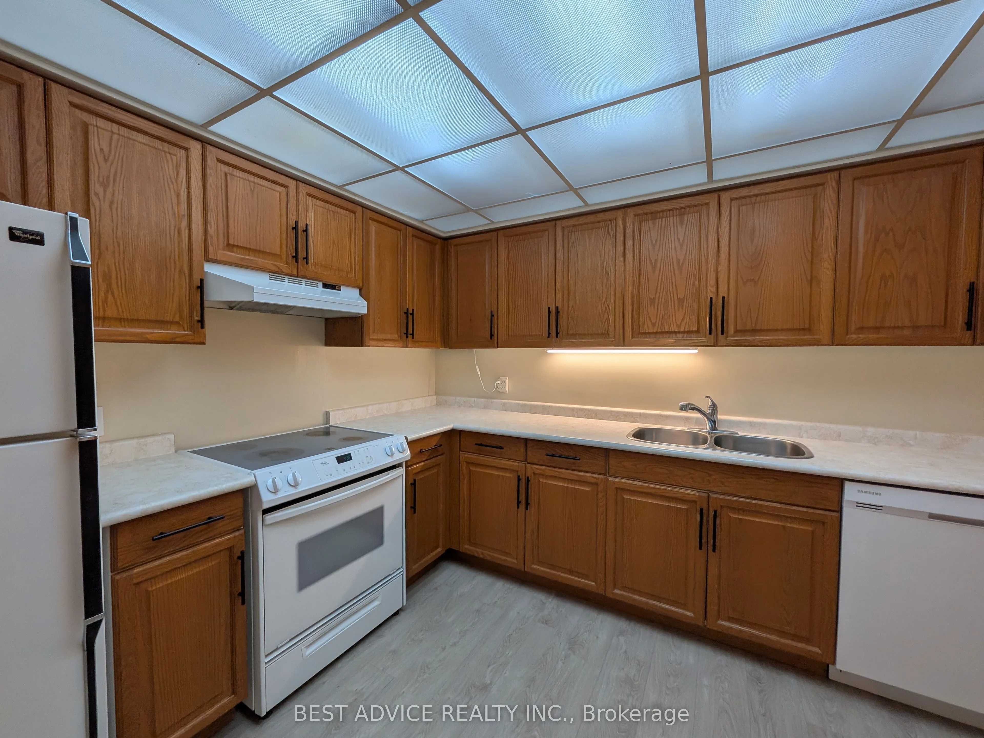85 Wellington Street W #104