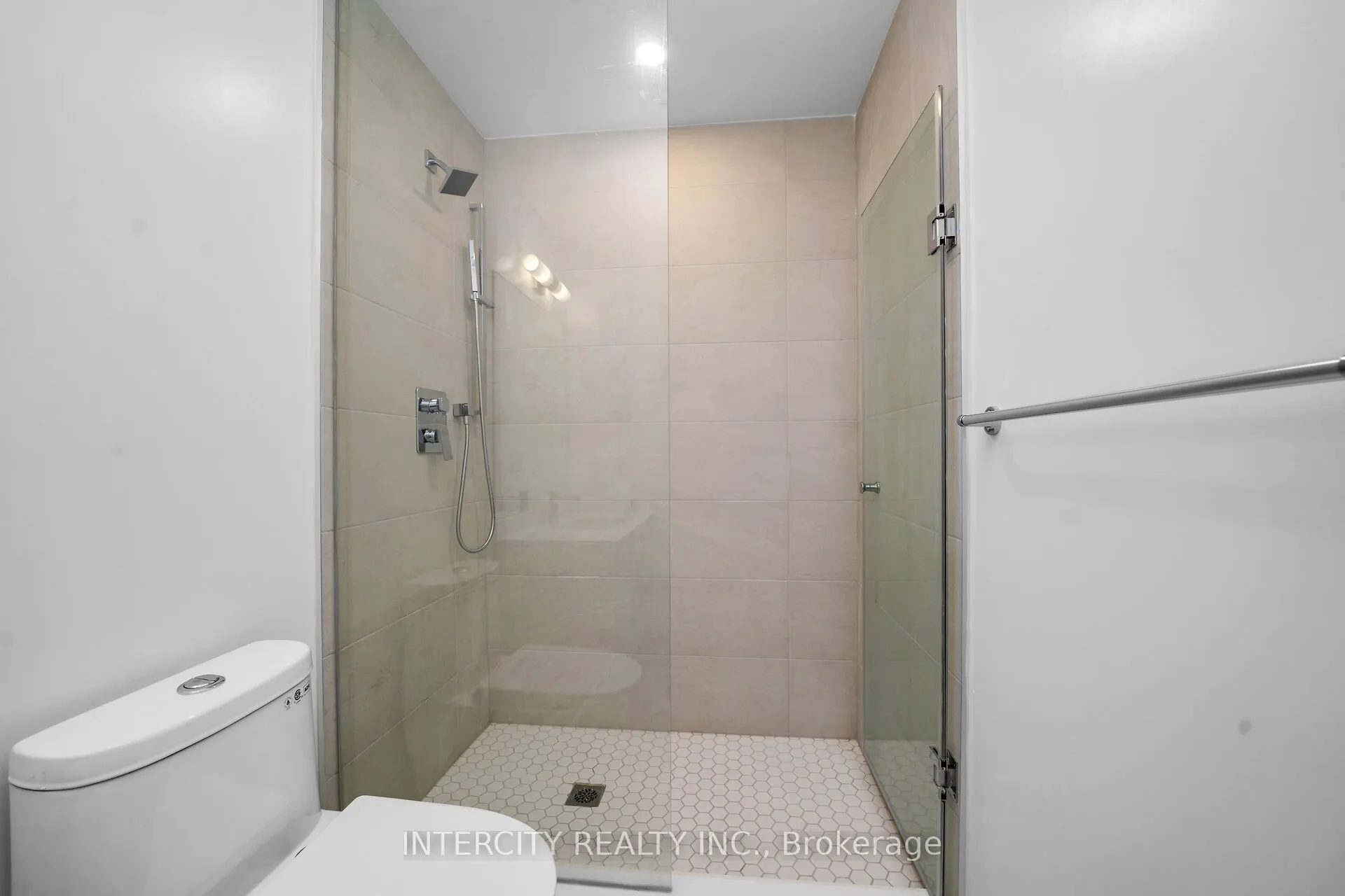 2075 King Road #323