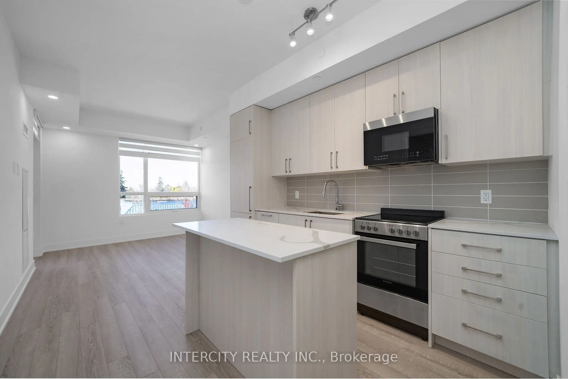 2075 King Road #323