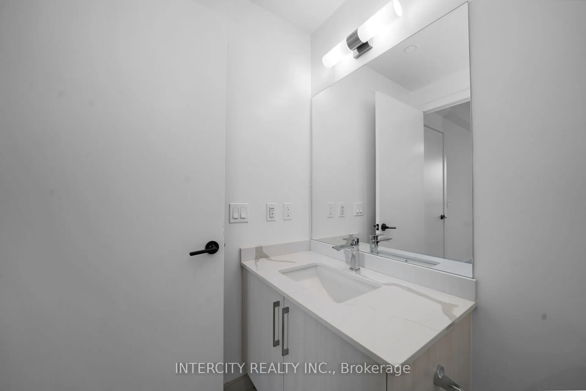 2075 King Road #323