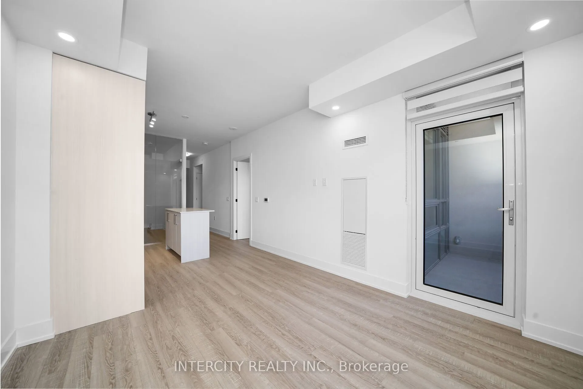 2075 King Road #323