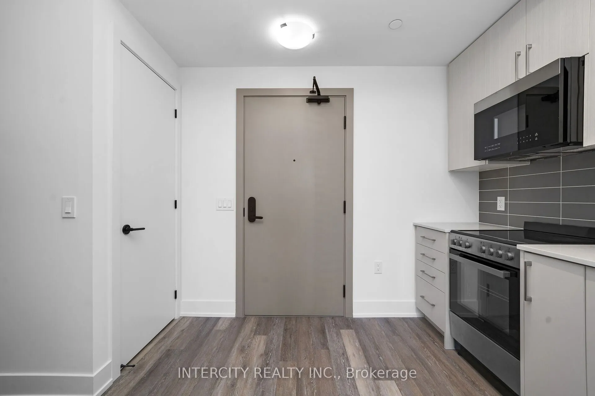 2075 King Road #433