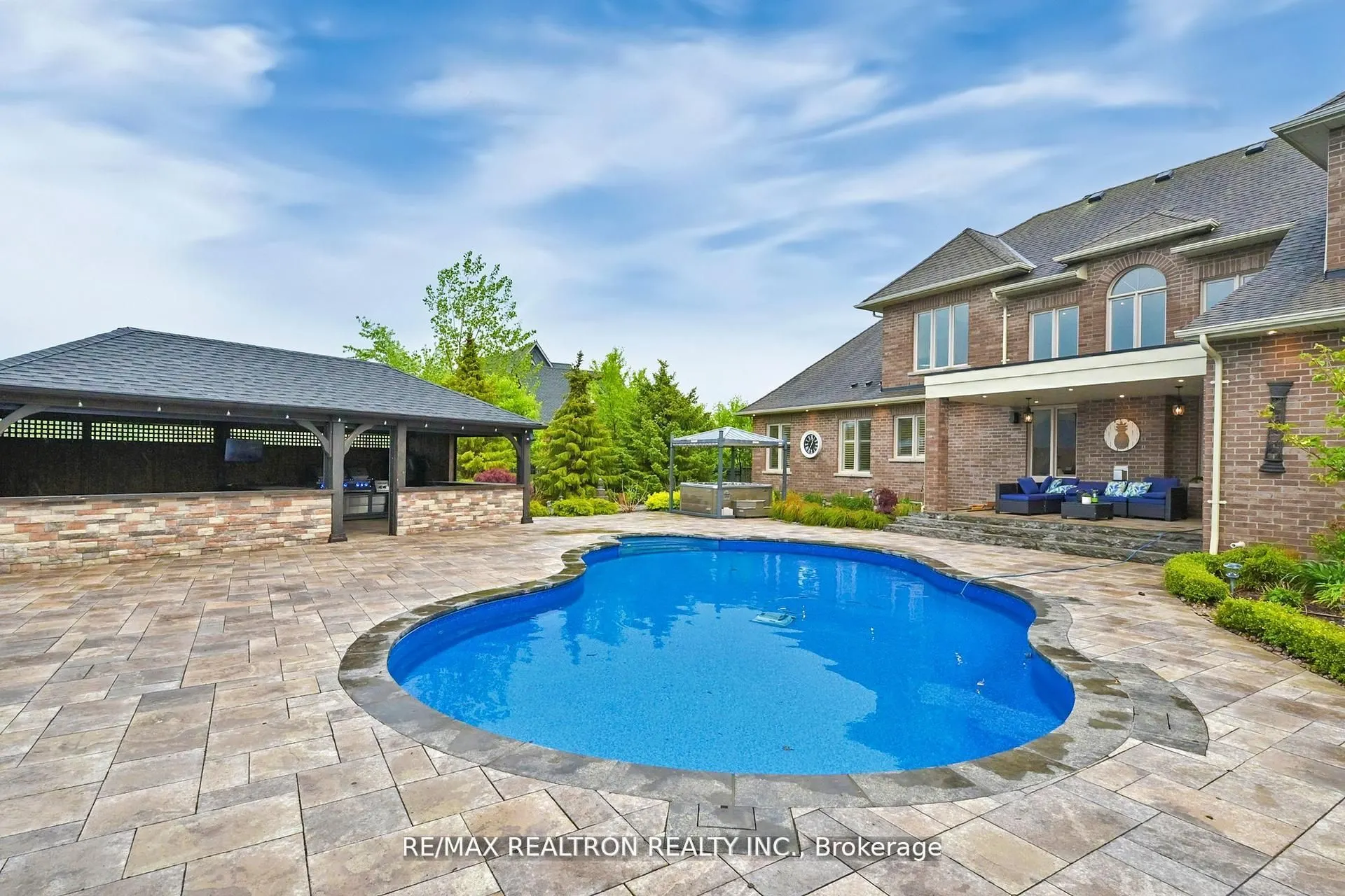 15 Pine Vista Avenue