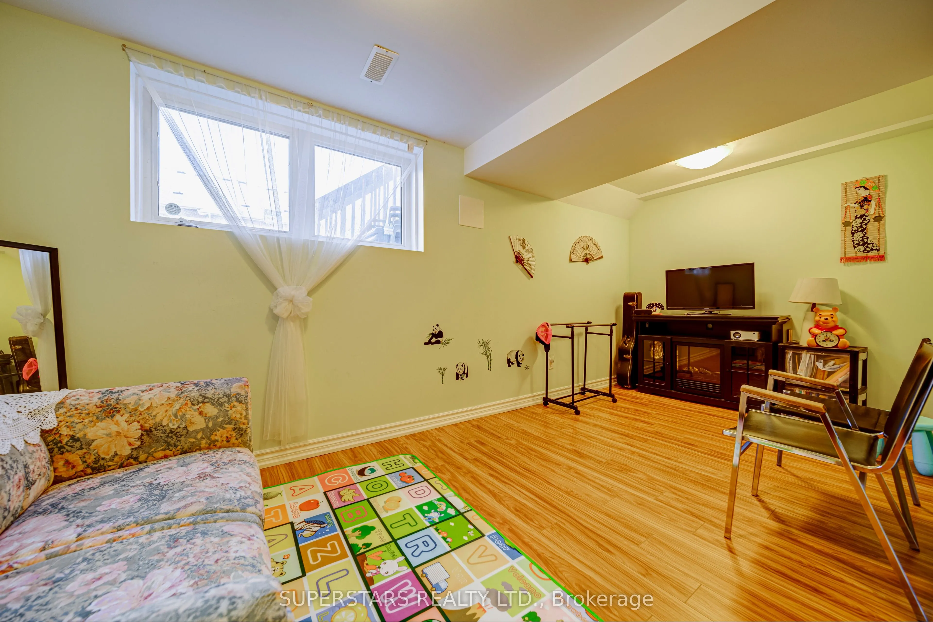 13 Eastwind Drive