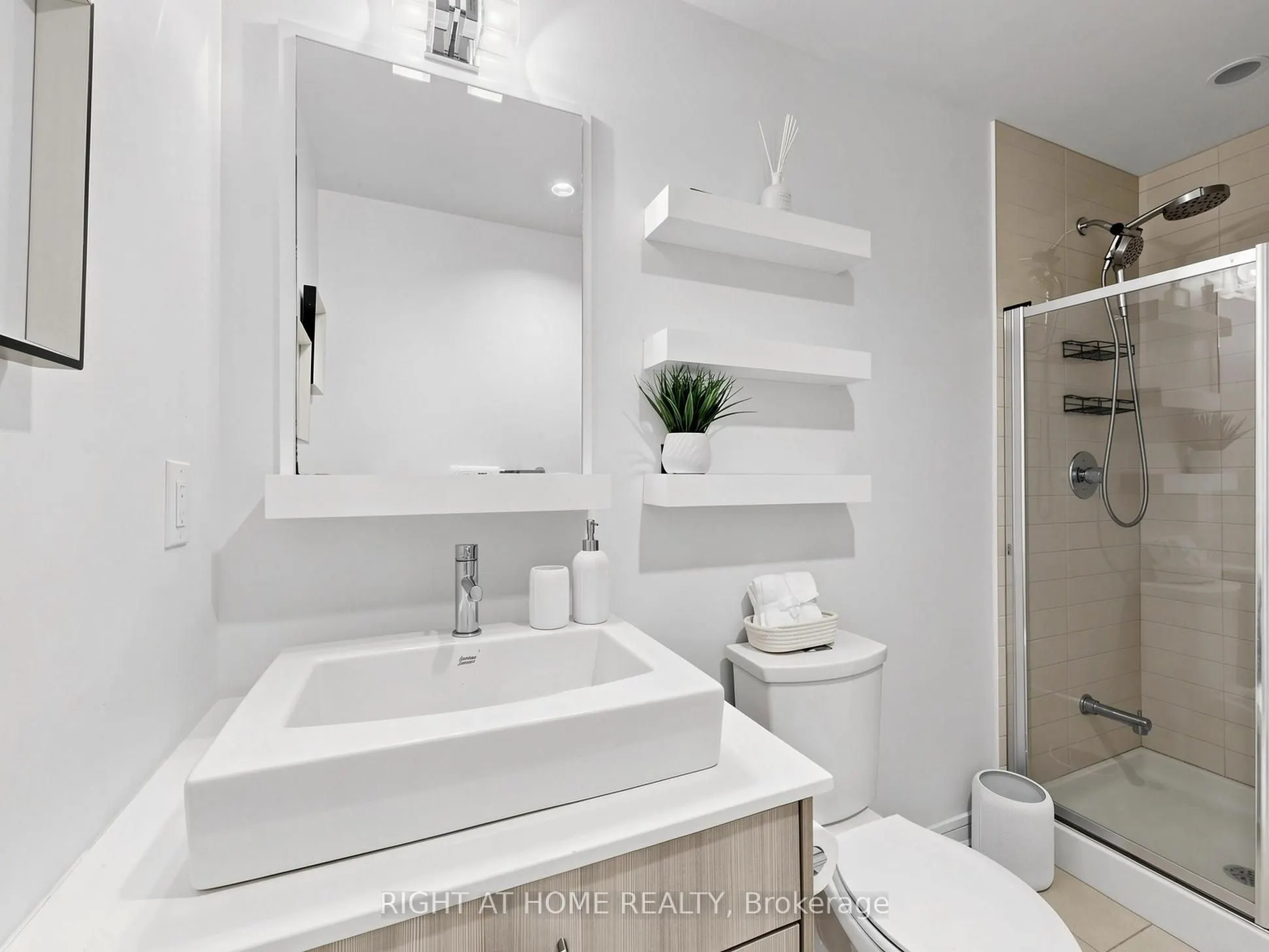 9191 Yonge Street #609